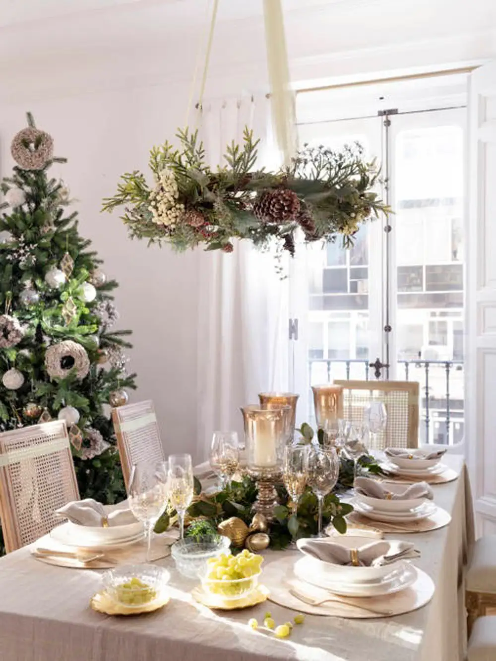 Mesa navideña con mantel blanco