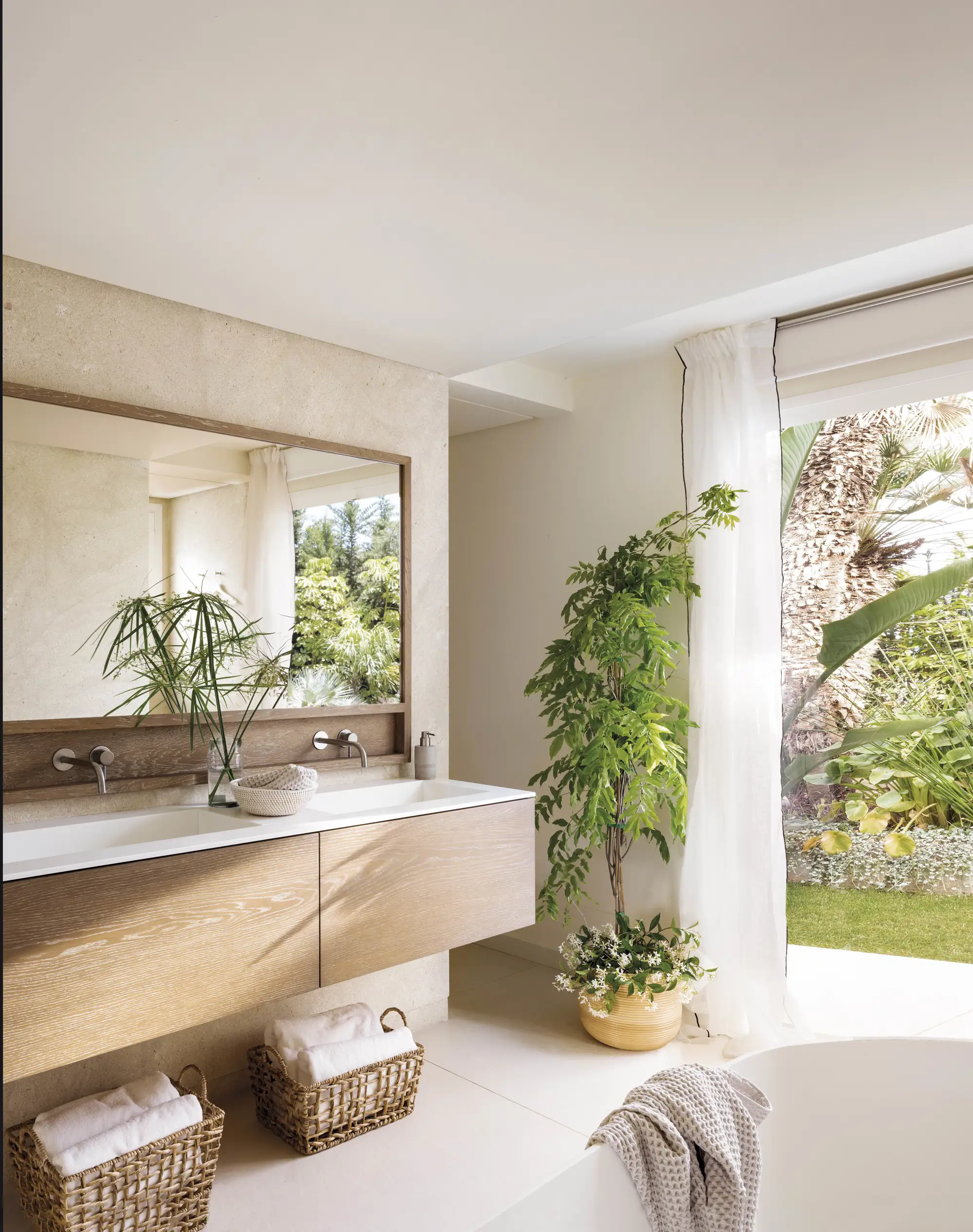 Baño moderno con mueble suspendido de madera y espejo.