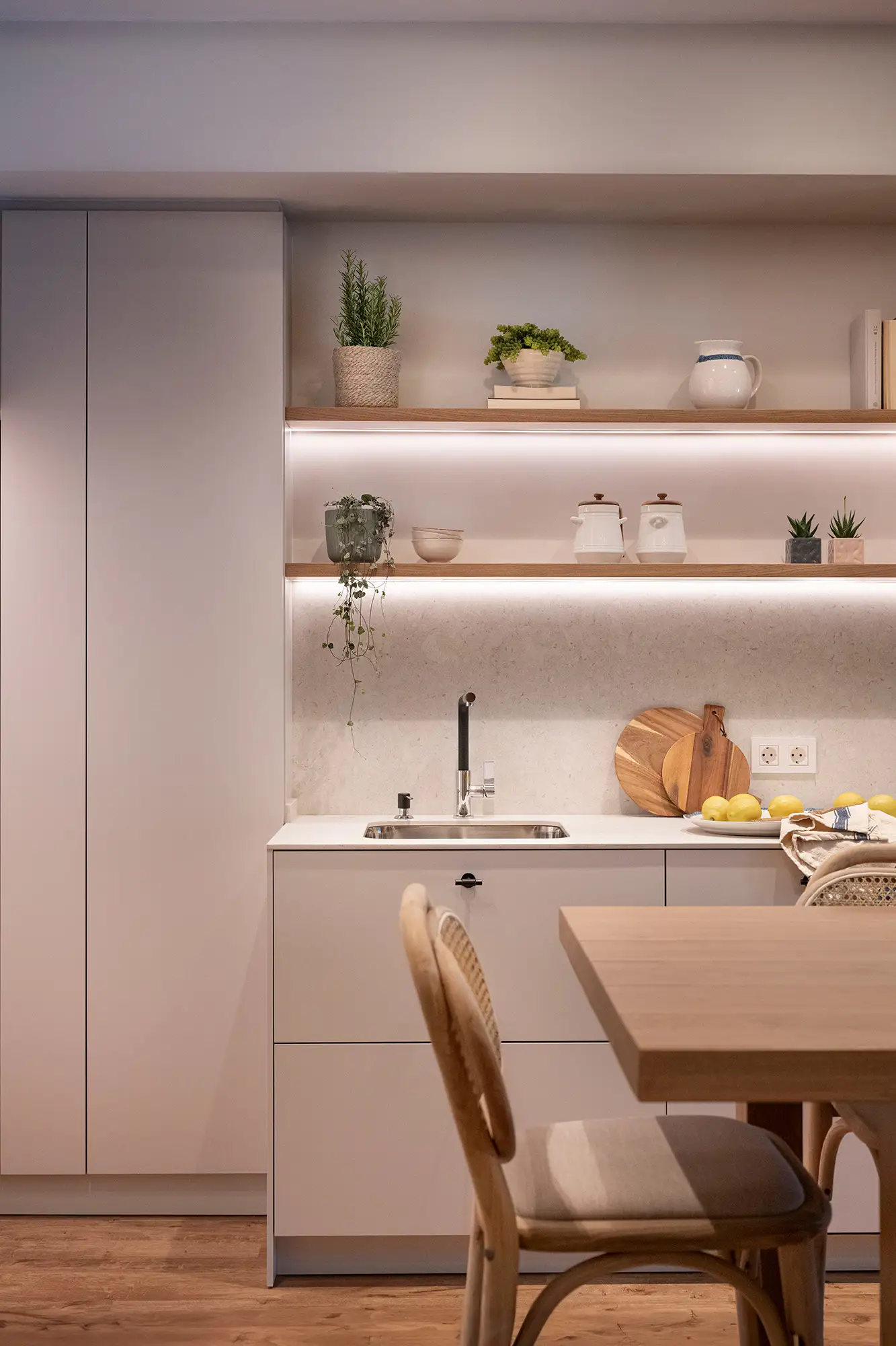 Cocina diseñada por Wood Estudio con estantes con luz