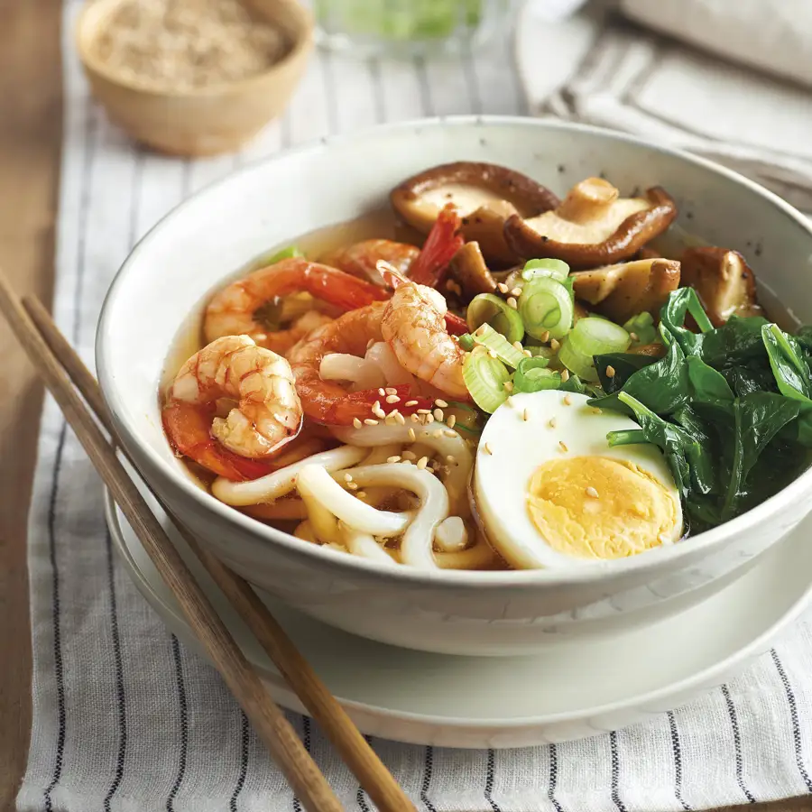 Ramen con udon, setas, huevo y langostinos