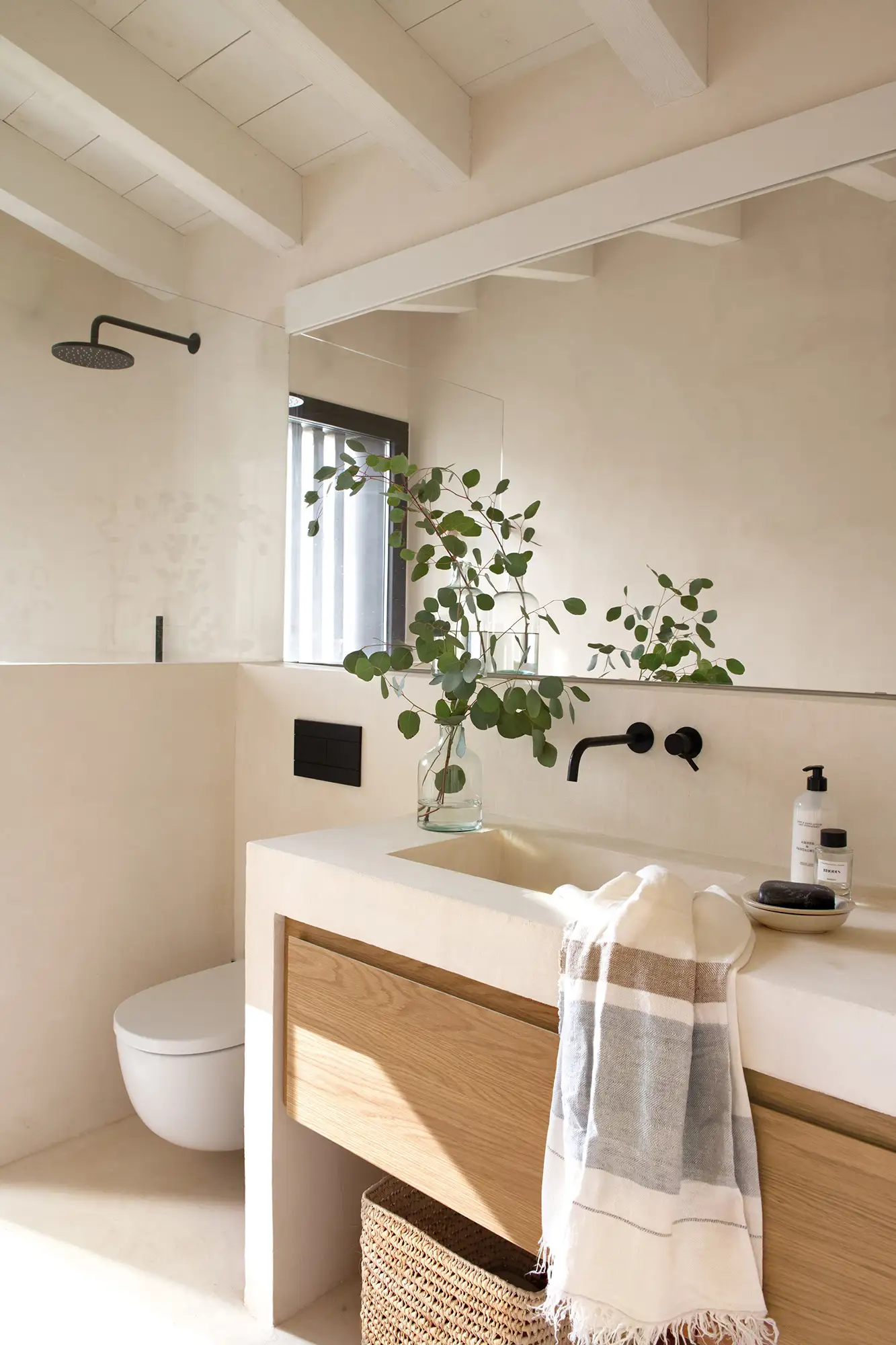 Baño moderno con mueble de microcemento y madera.