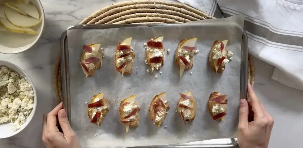 Canapés de pera, queso roquefort y jamón