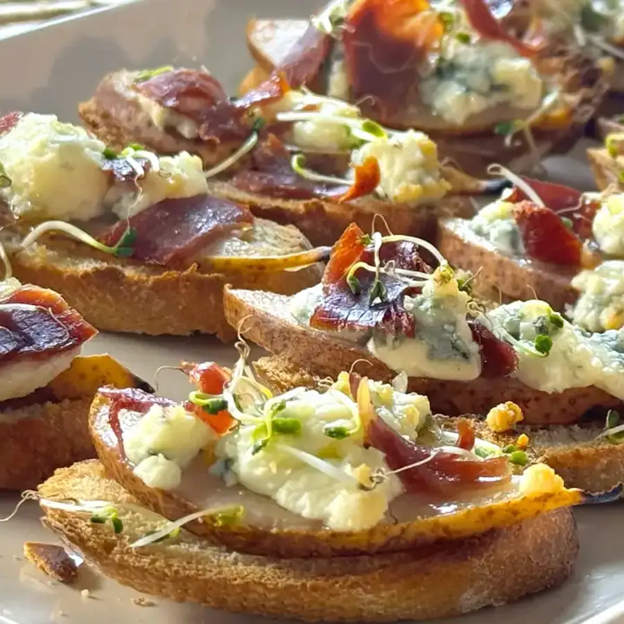 Canapés de pera, roquefort y jamón de bellota