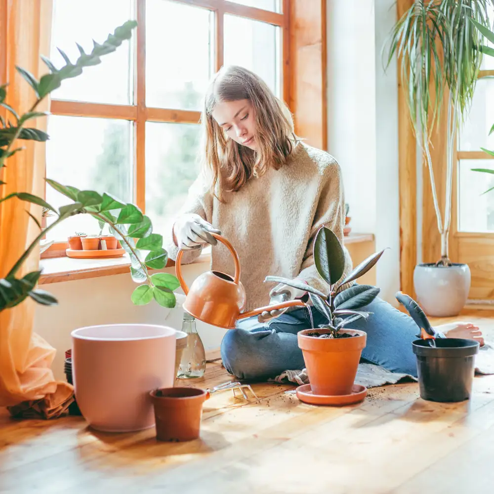 Chica regando las plantas