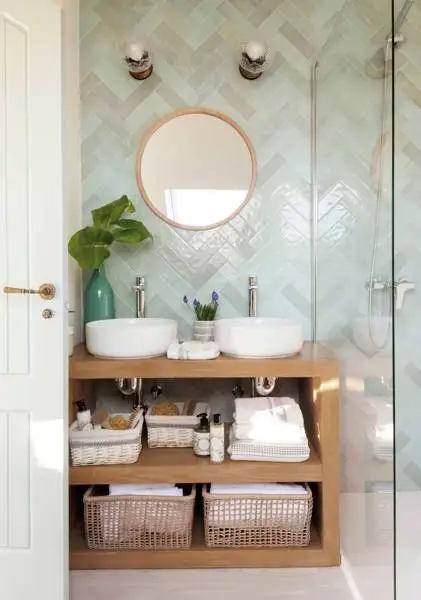 Baño con azulejos en forma de espiga