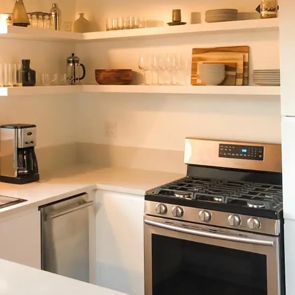 Antes y después: de una cocina pequeña y oscura de los años 60 a una cocina luminosa que ha ganado en amplitud visual