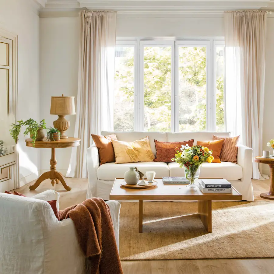 Salón pequeño con sofá y butaca blancos