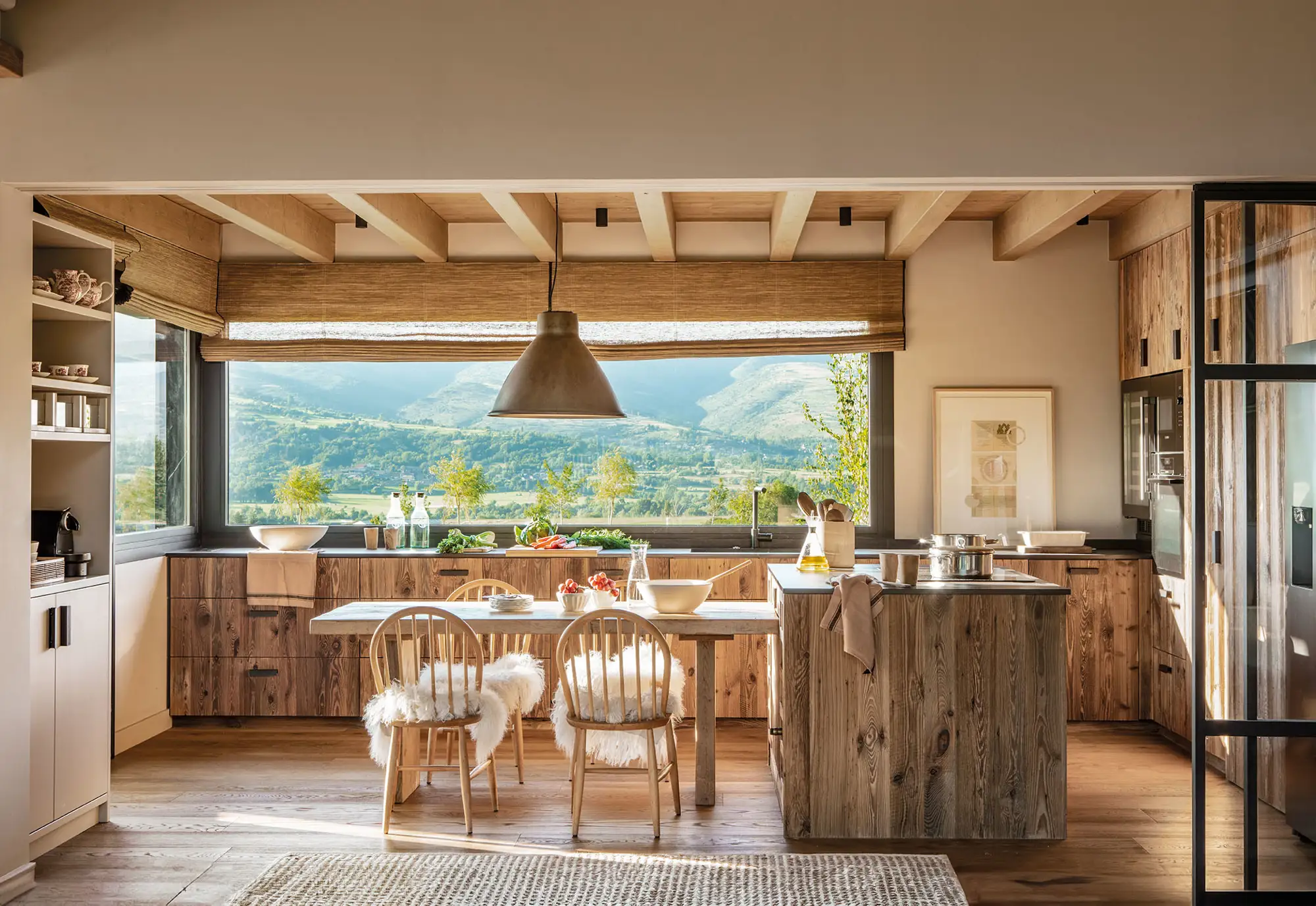 cocina de madera de pino con office y abierta al salón