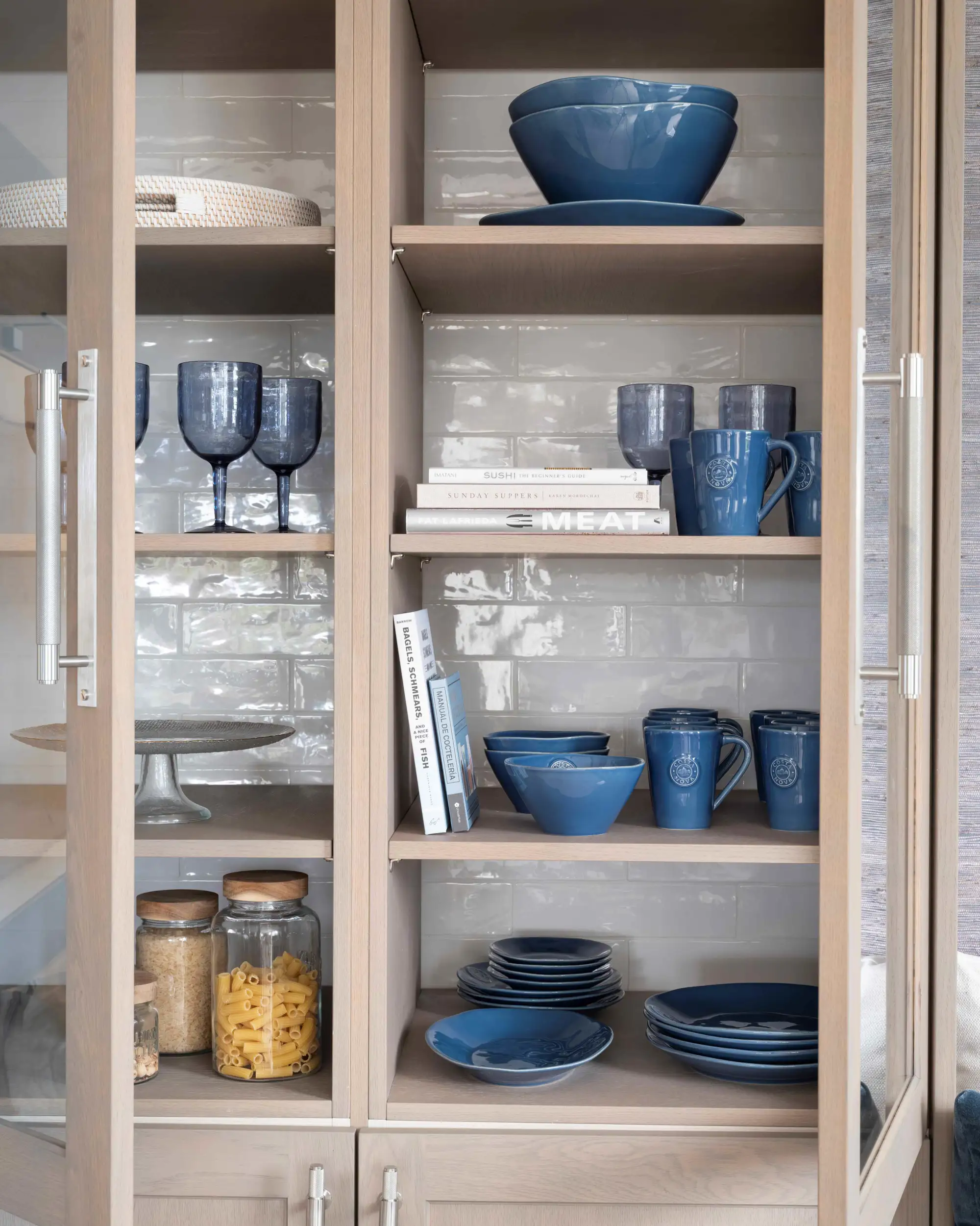 interior de armario de cocina con azulejo 