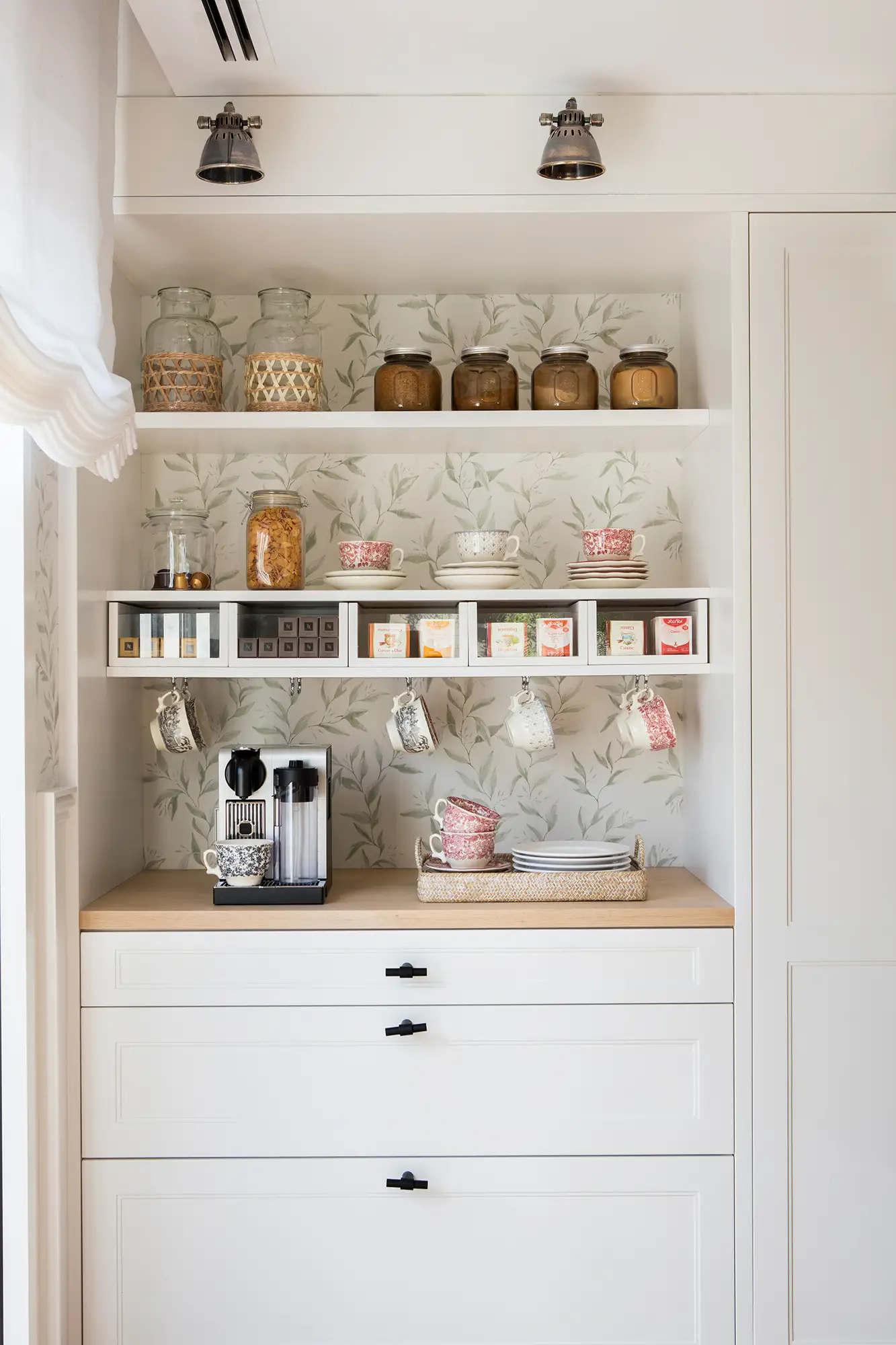 Mueble desayunador en la cocina.