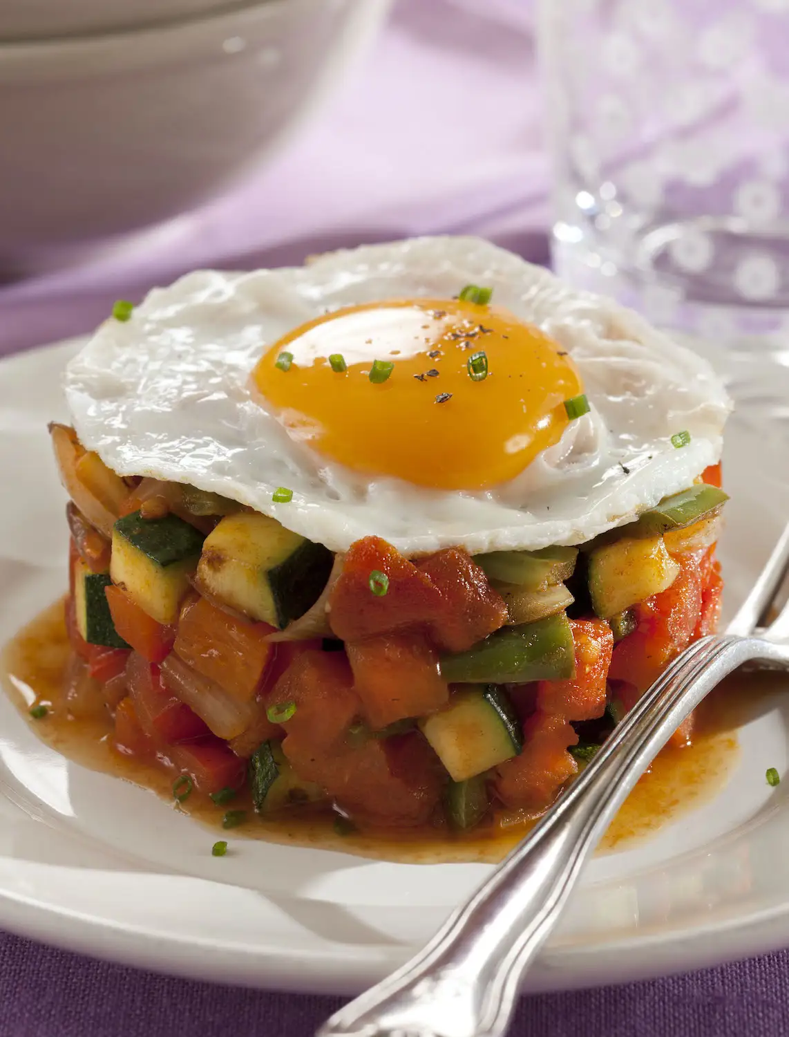 Timbal de pisto de calabacín con huevo a la plancha