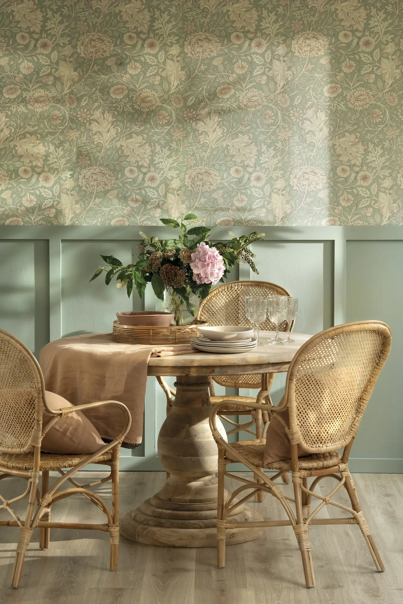 comedor con mesa de madera y pared con arrimadero y papel pintado