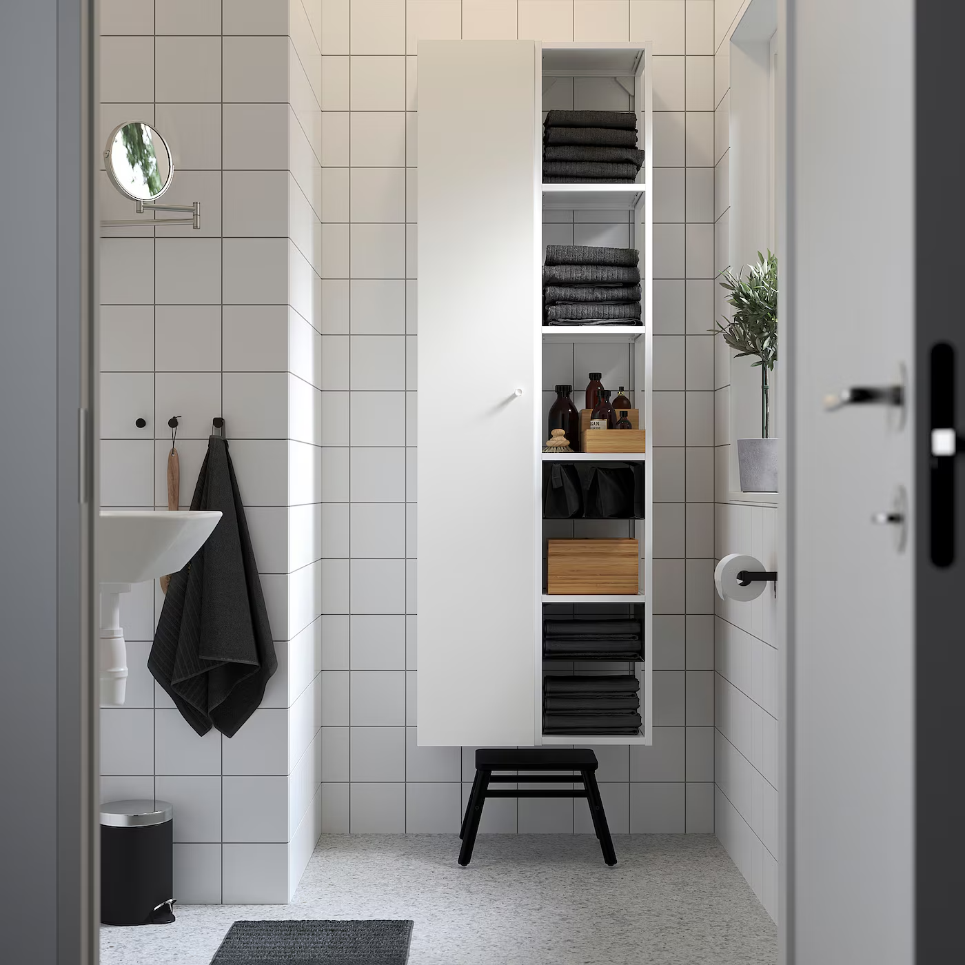 Mueble de Ikea blanco en baño moderno