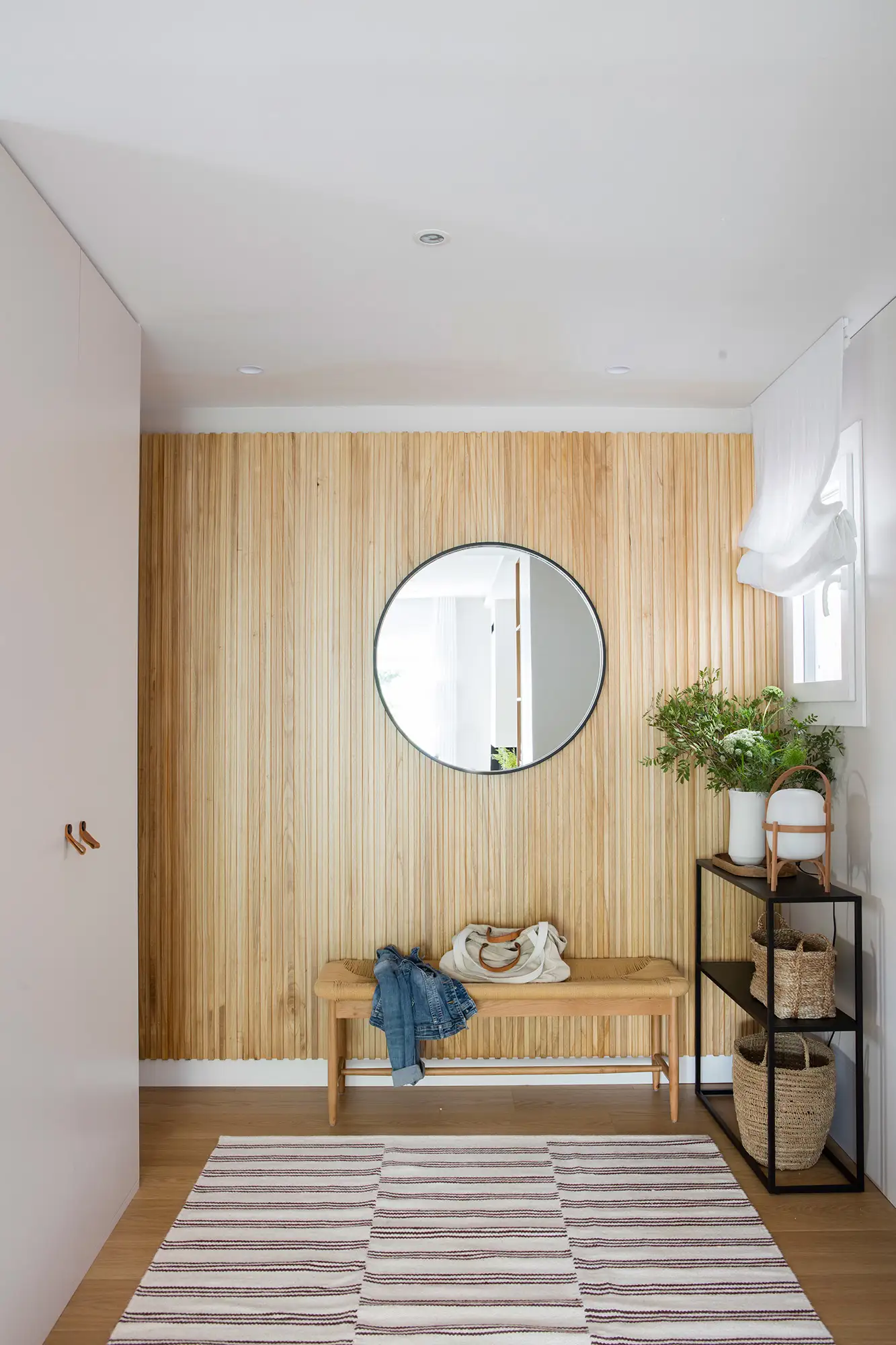 Recibidor con pared de listones de madera.