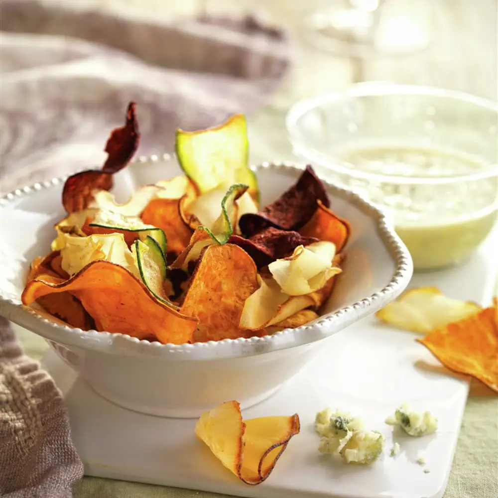 Chips de verduras con salsa de cabrales