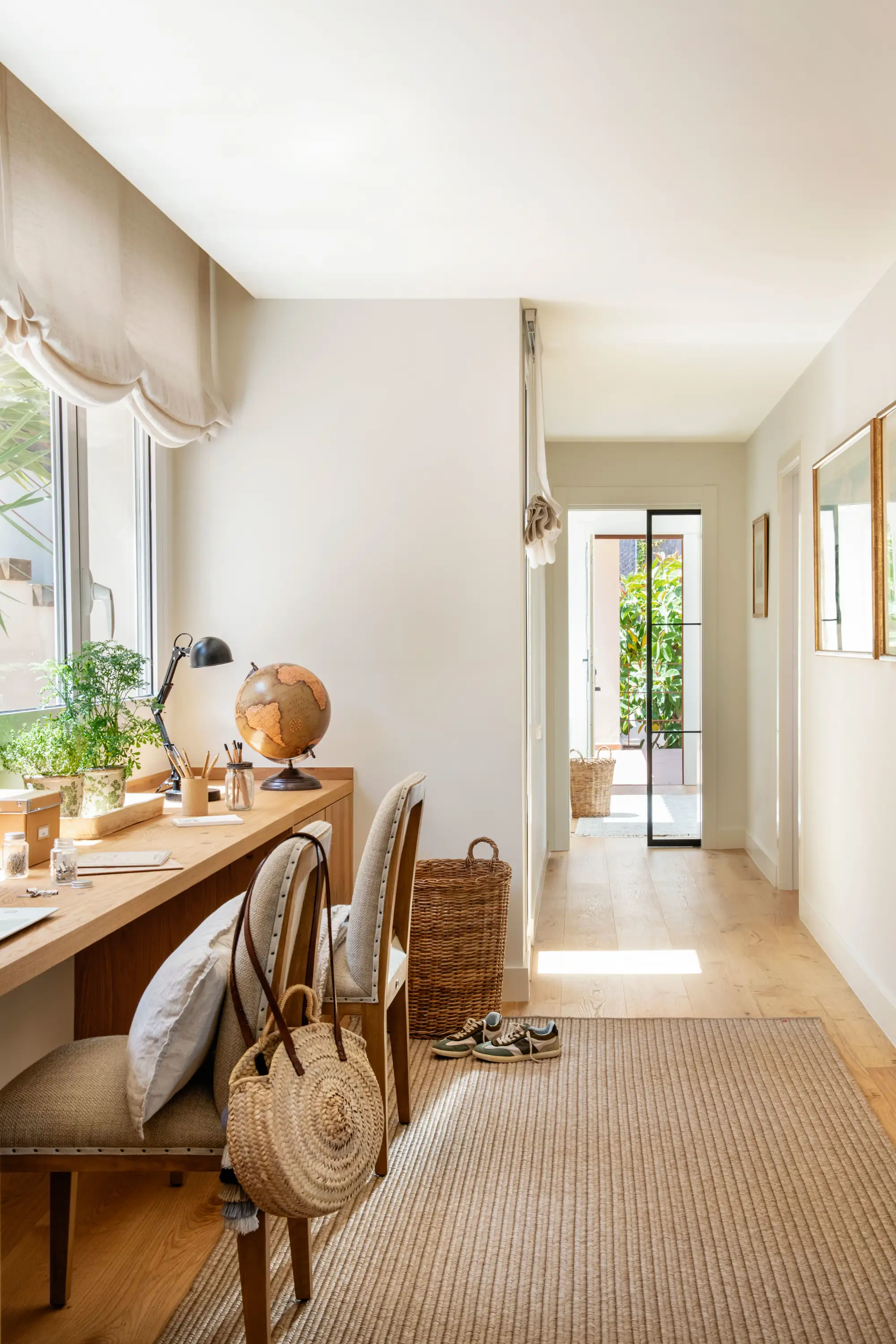 Pasillo con escritorio bajo la ventana