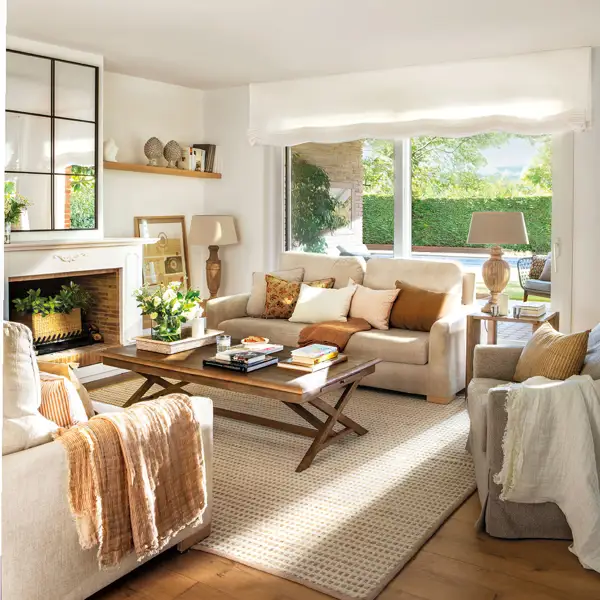 Una casa con rincones bien aprovechados: pequeña cocina con isla, un pasillo con librería y muchas ideas con espejos