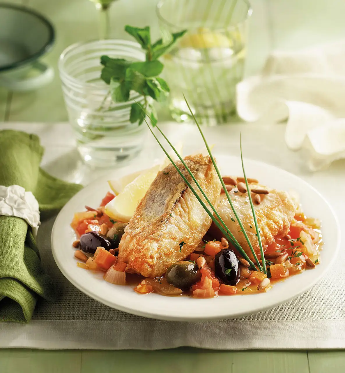 Filetes de merluza con salsa mediterránea