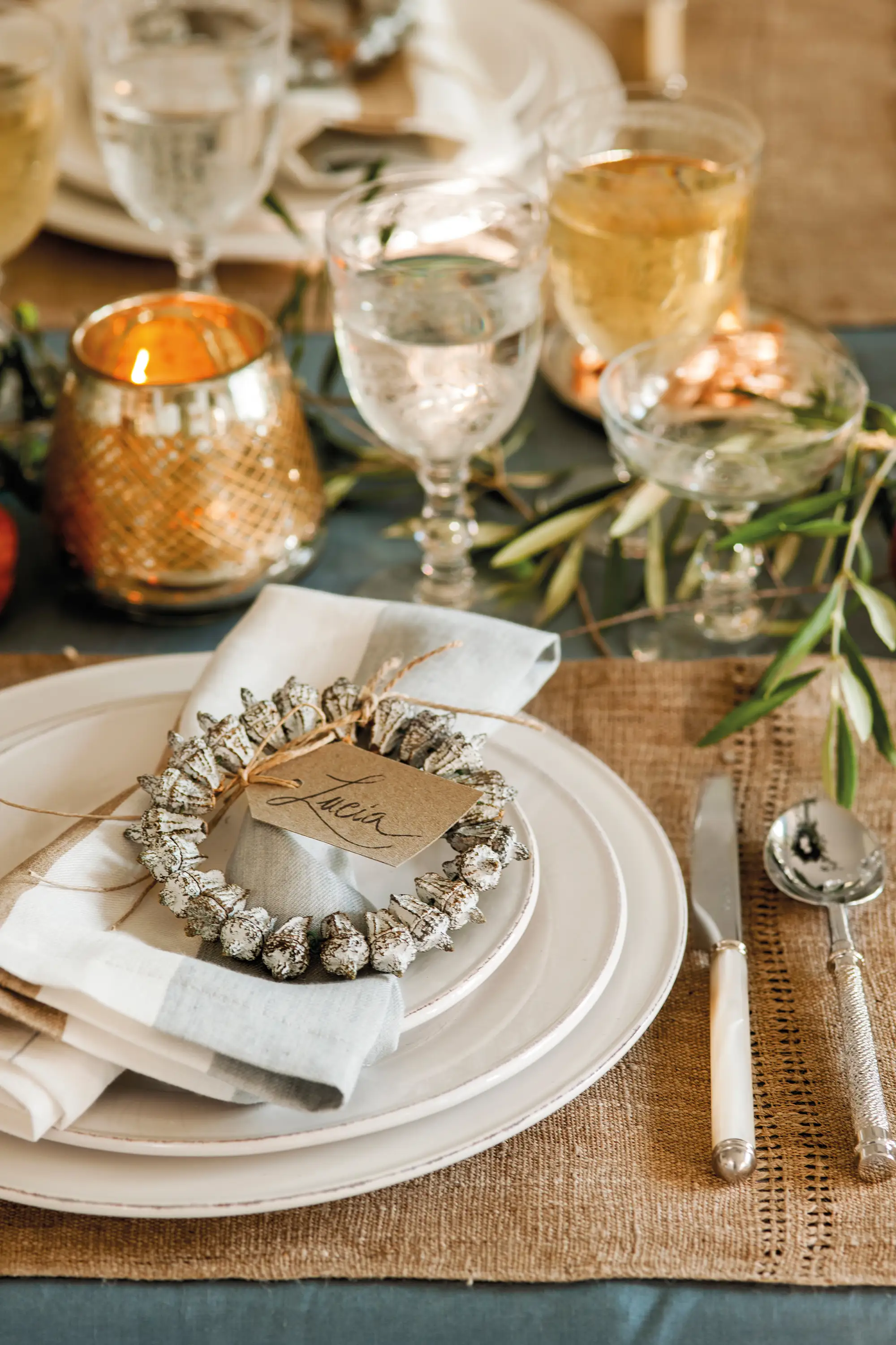 Detalle de mesa de comedor con servilletero.