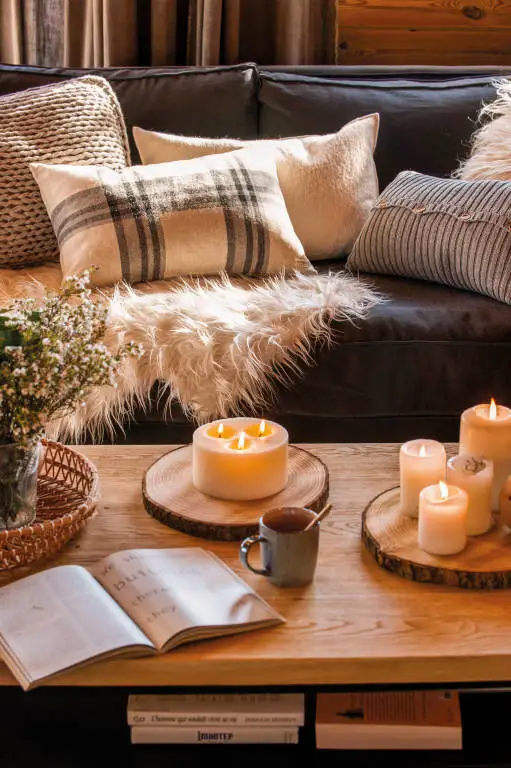 Detalle de mesa de centro invernal con velas encendidas