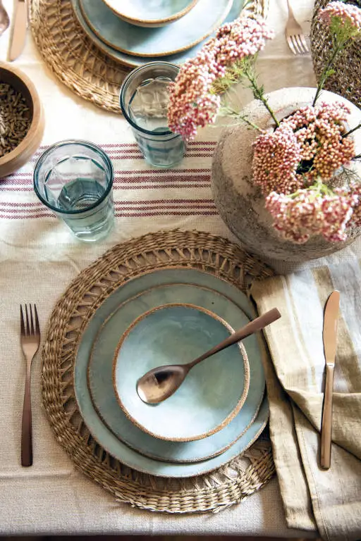 Detalle de vajilla en mesa de comedor.