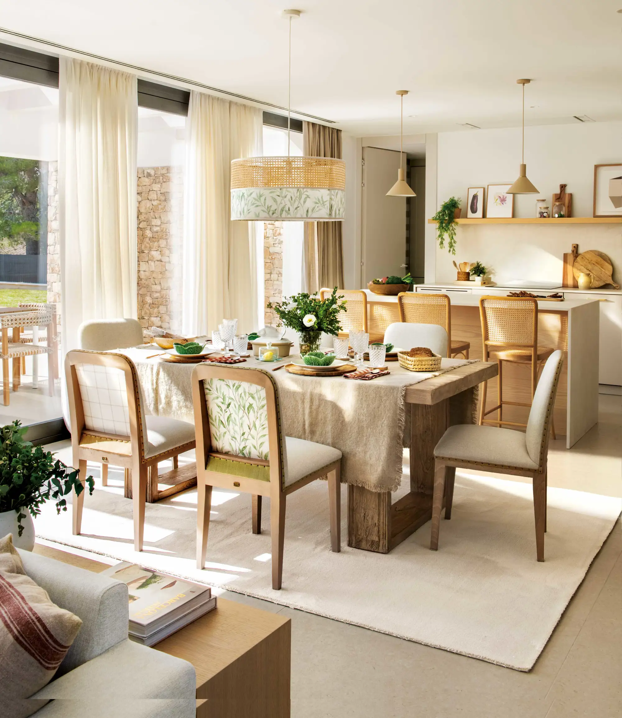 Comedor con mesa de madera