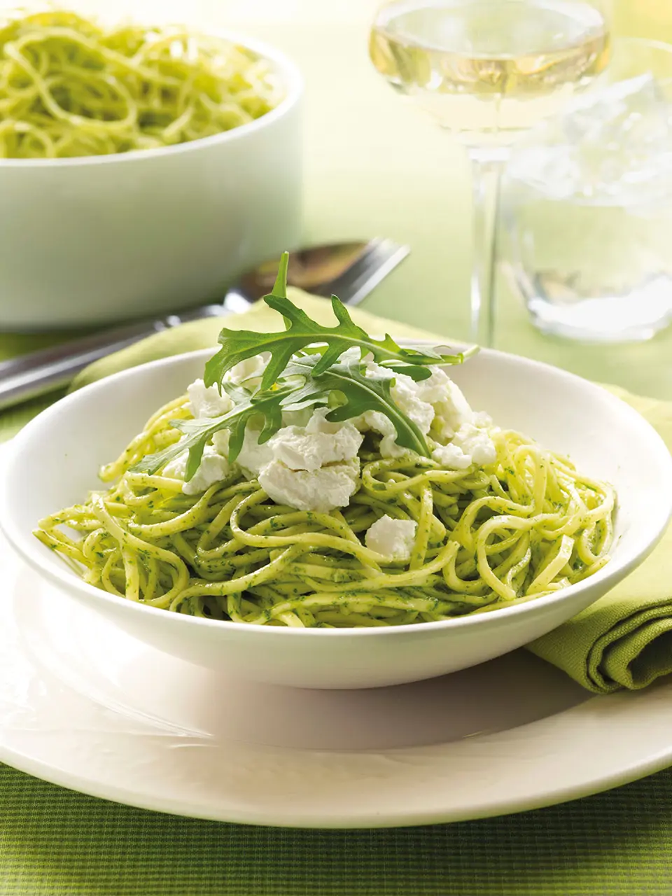 Espaguetis al pesto con queso fresco