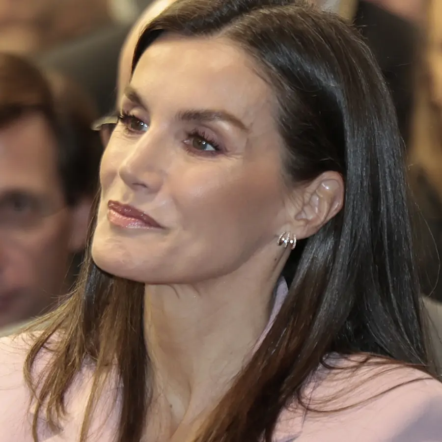 La chaquetita de la reina Letizia en el color que llevaremos en primavera