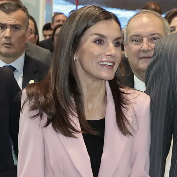 Así es la chaquetita de Zara (de tan solo 18€) que estrena la reina Letizia, en el color que llevaremos en primavera