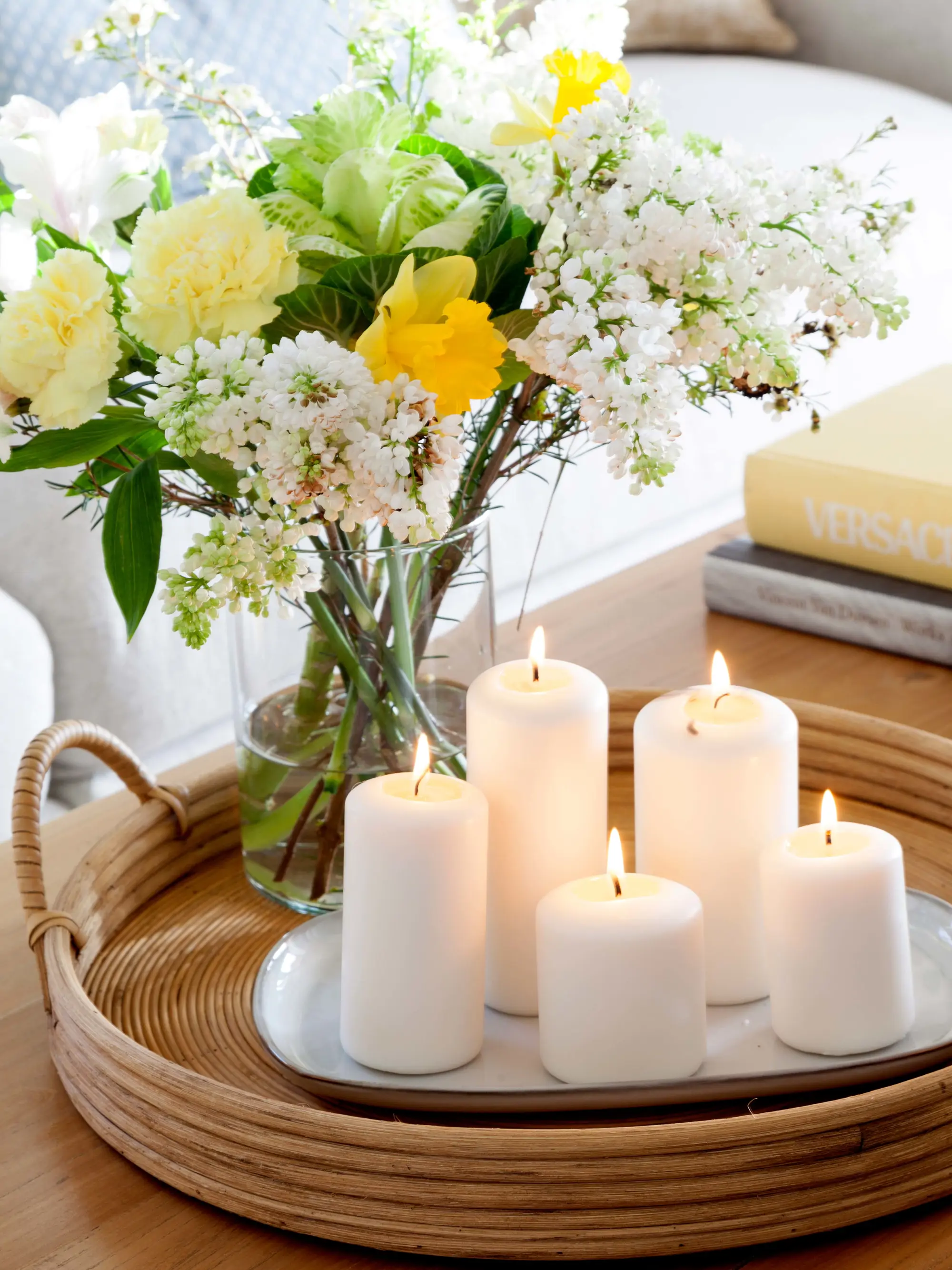 Detalle de bandeja con velas sobre mesa de centro en salón