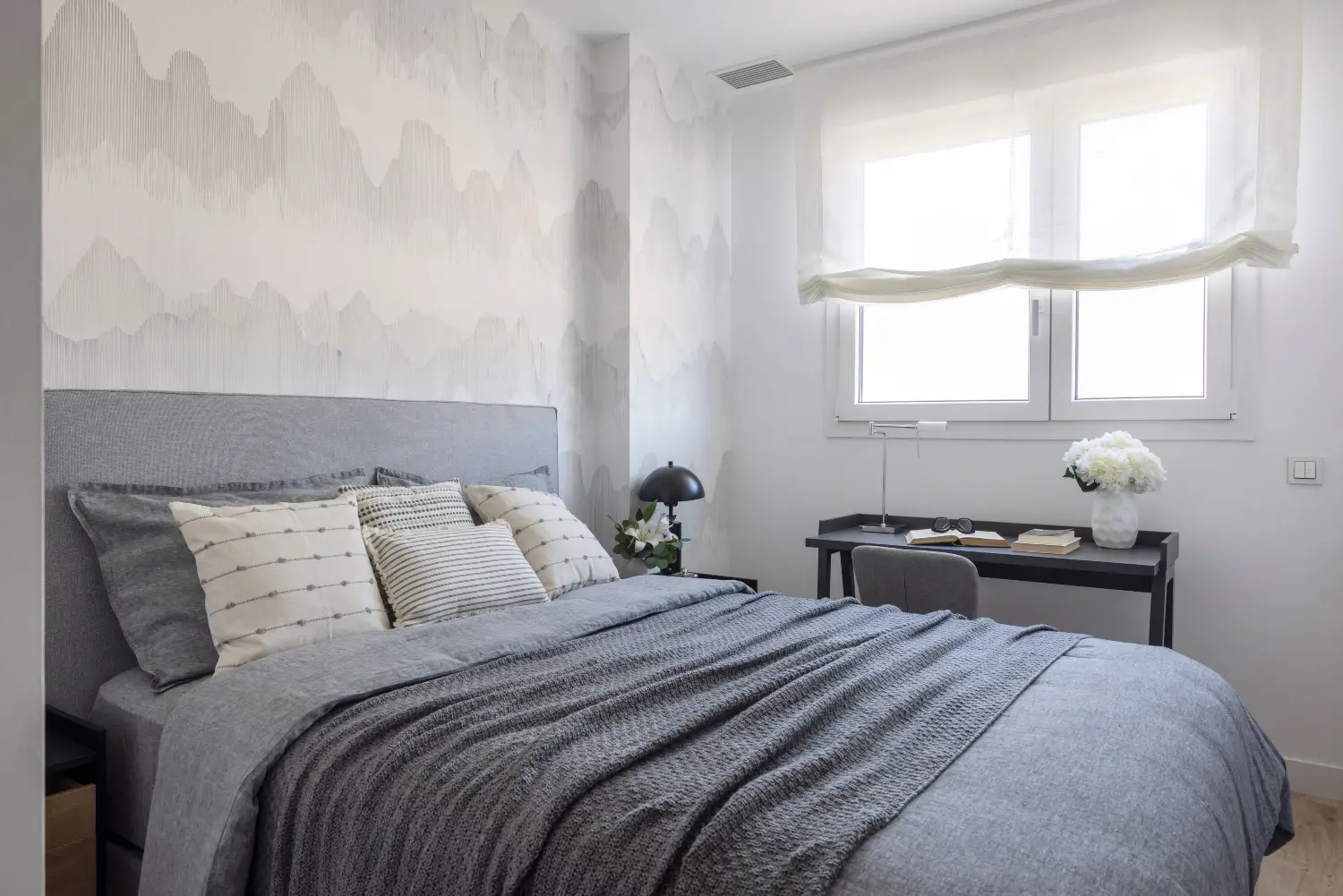 Un dormitorio principal en suite