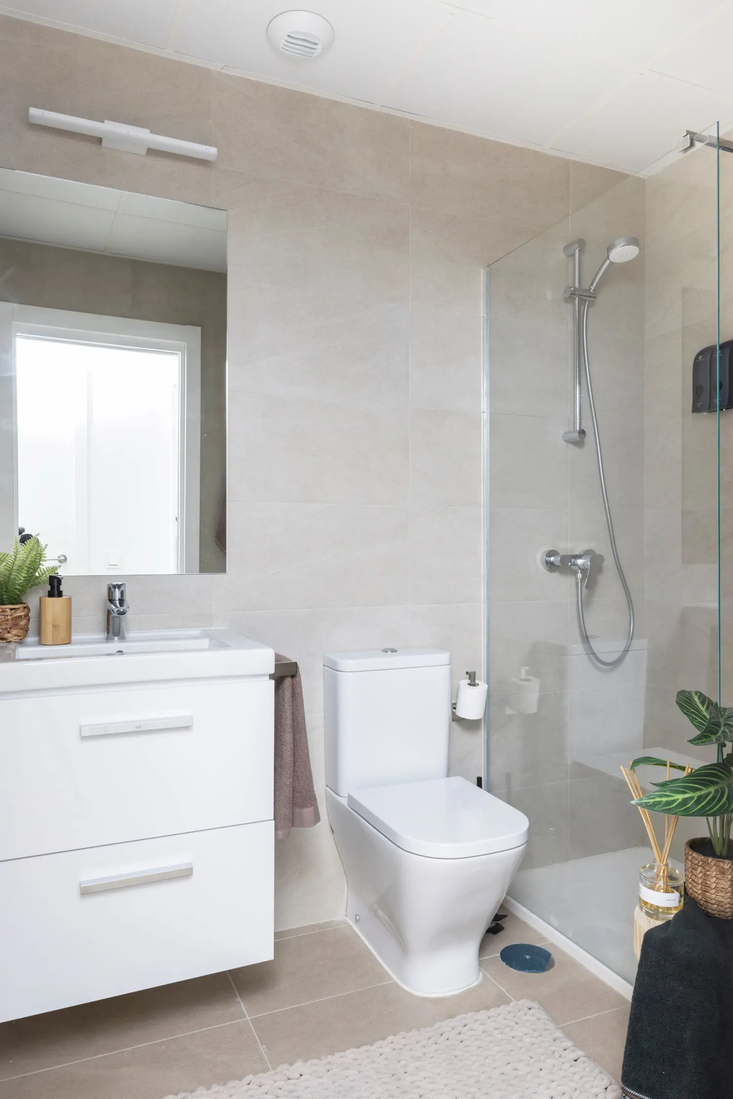 Un baño moderno en tonos neutros