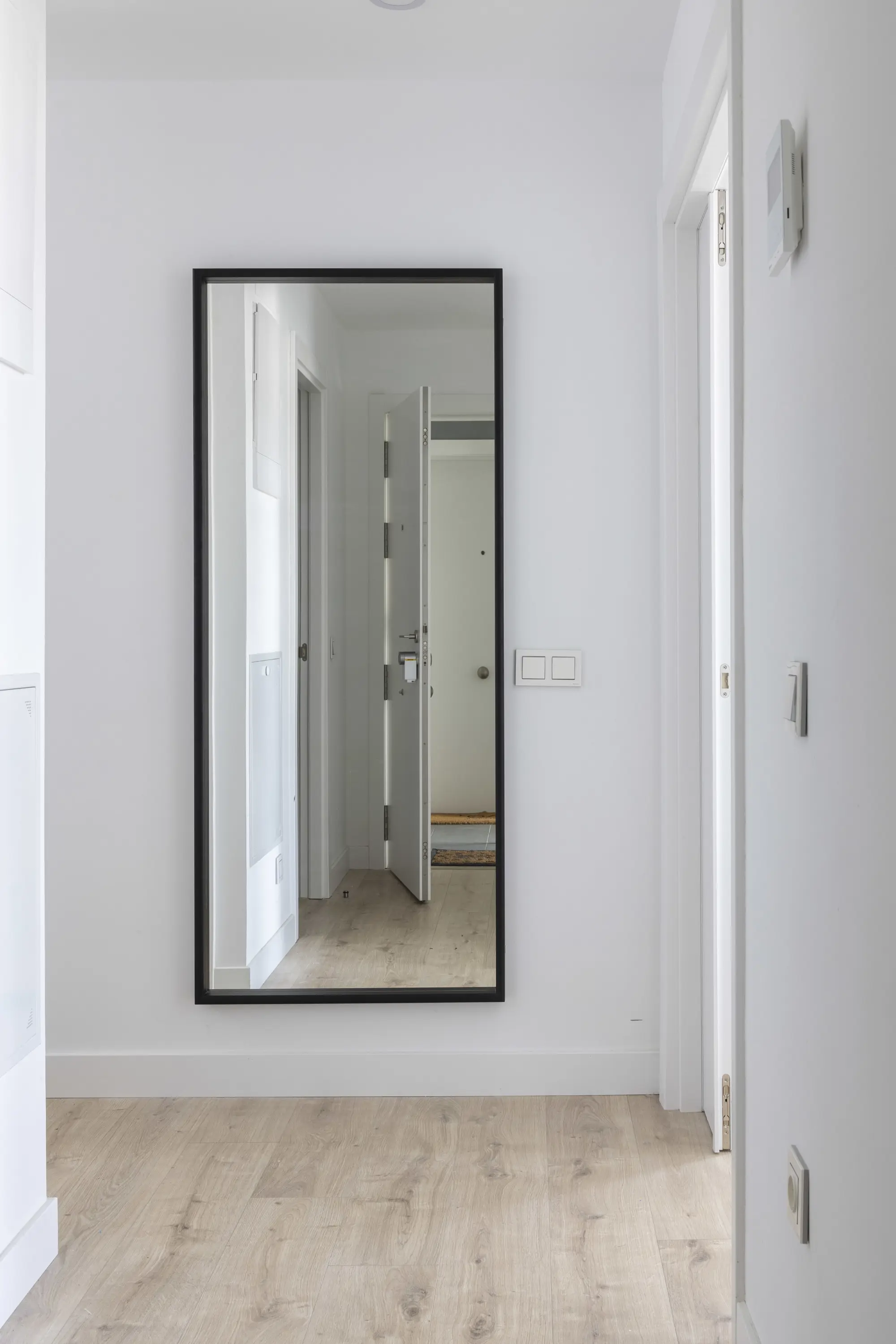 Un acceso despejado con mucha luz