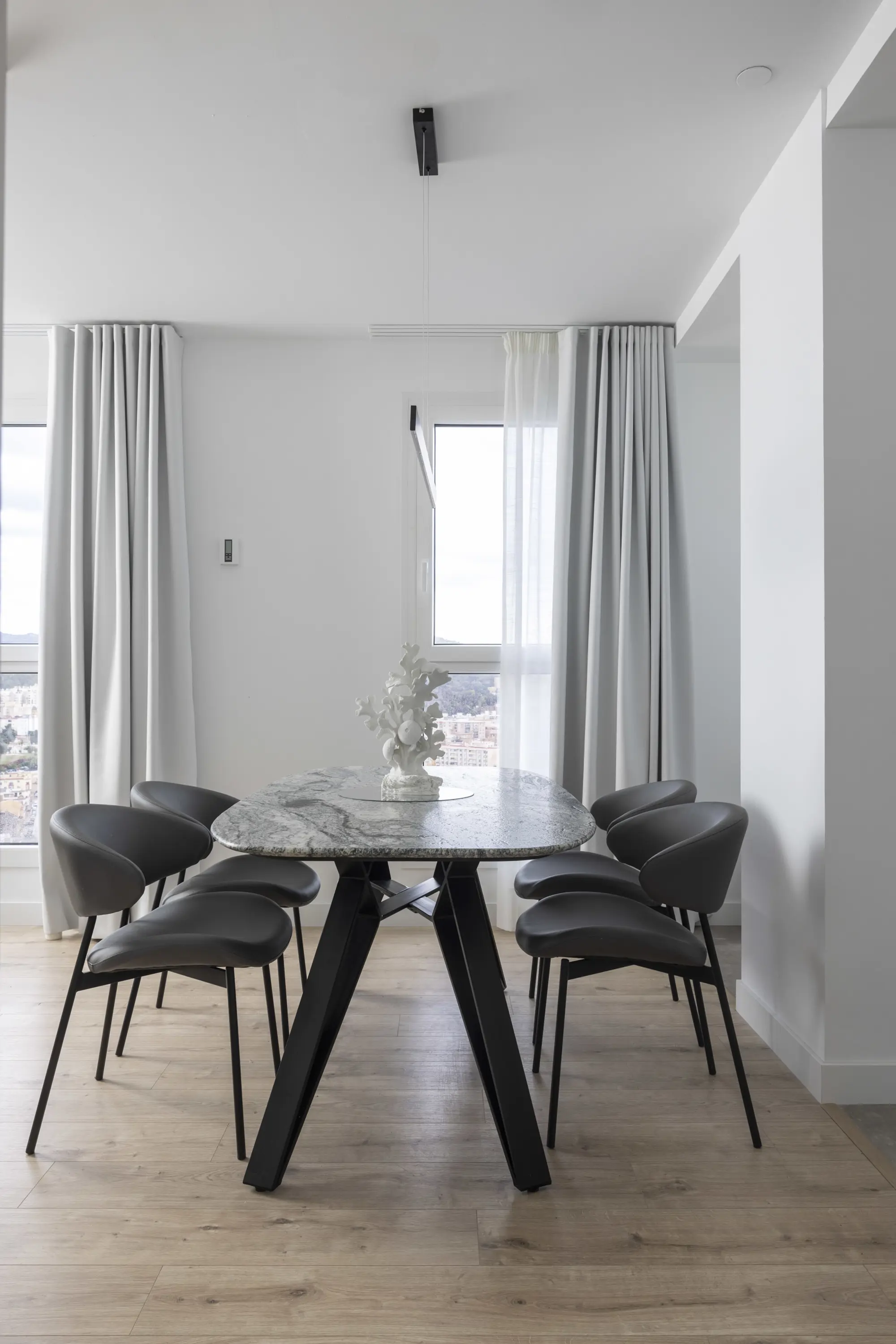 Un comedor elegante que delimita espacios