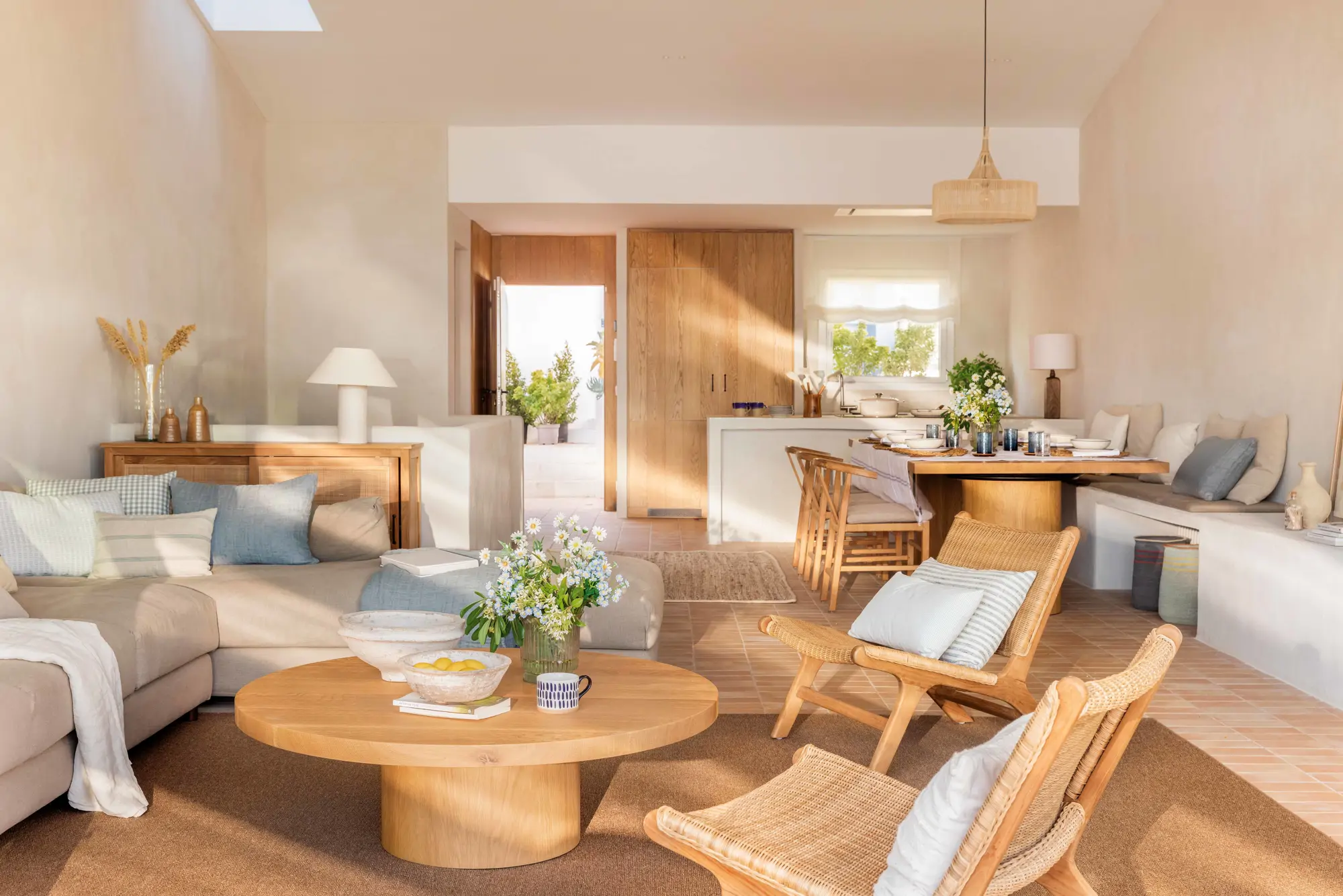 Salón comedor con mesa y sillas de madera