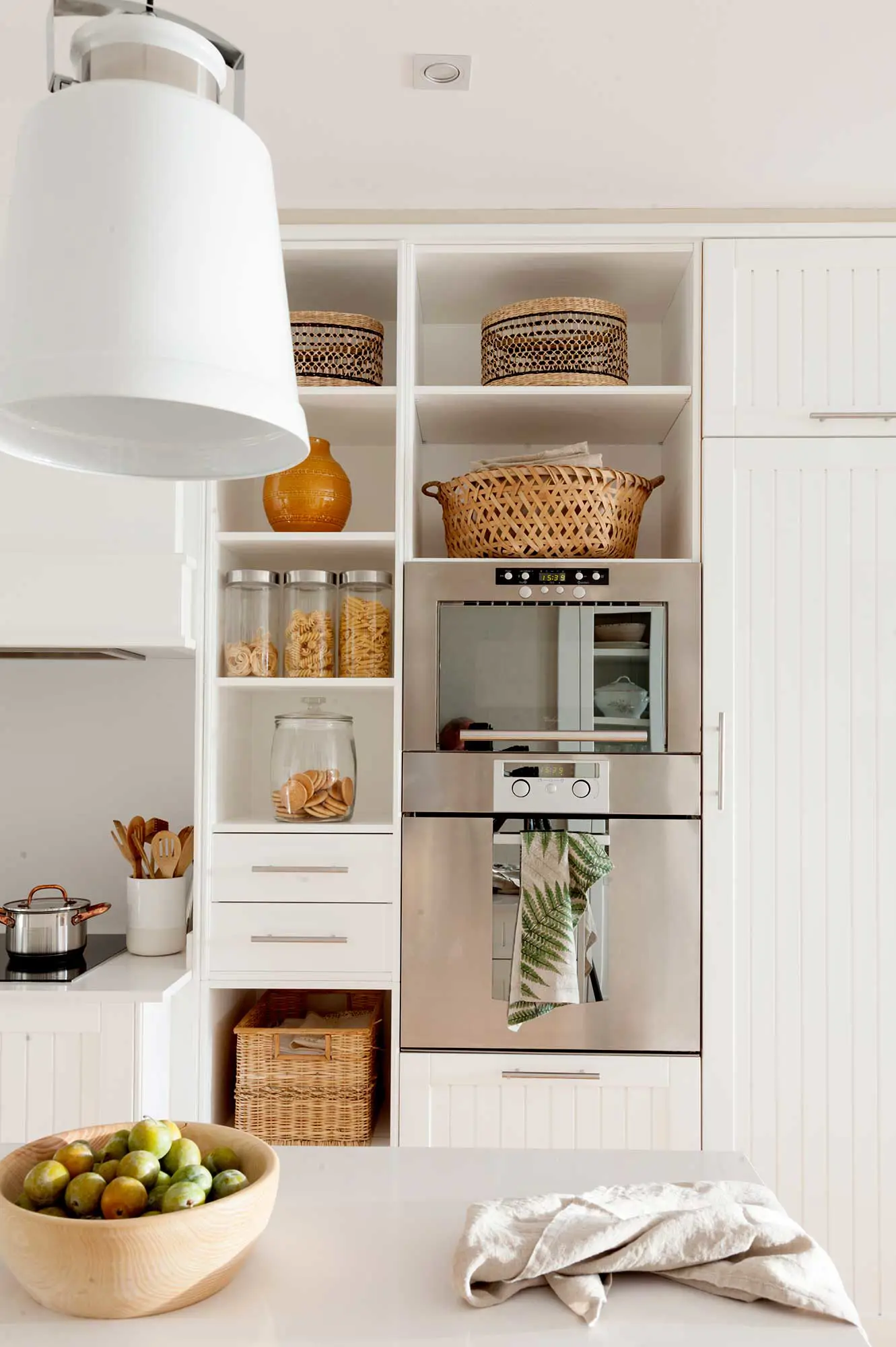 Detalle de cocina con doble horno en acero inoxidable