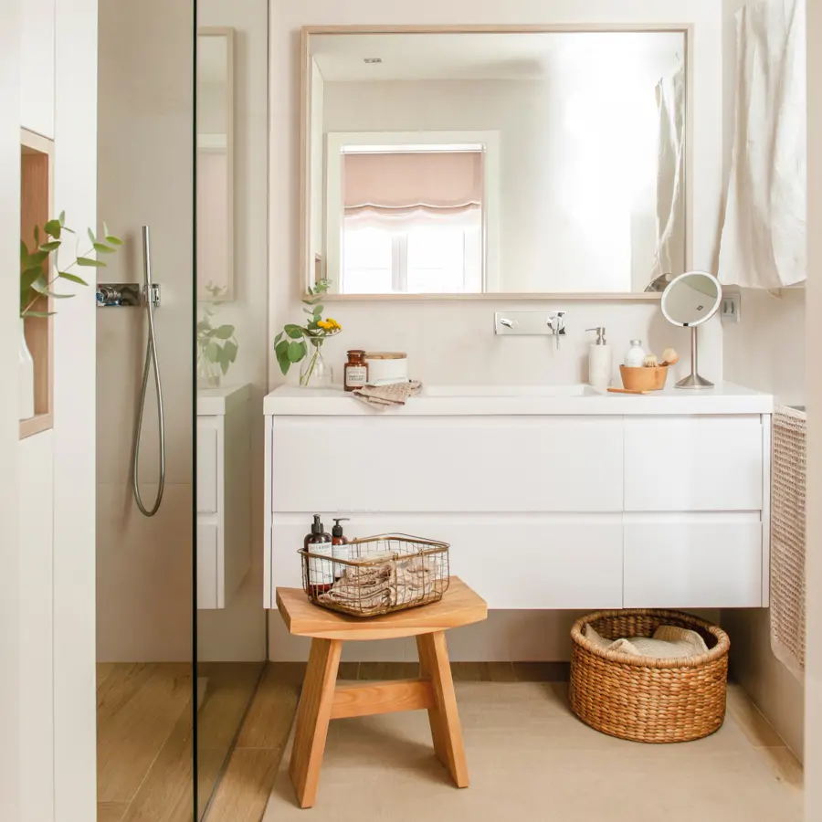 Baño pequeño con mueble volado blanco