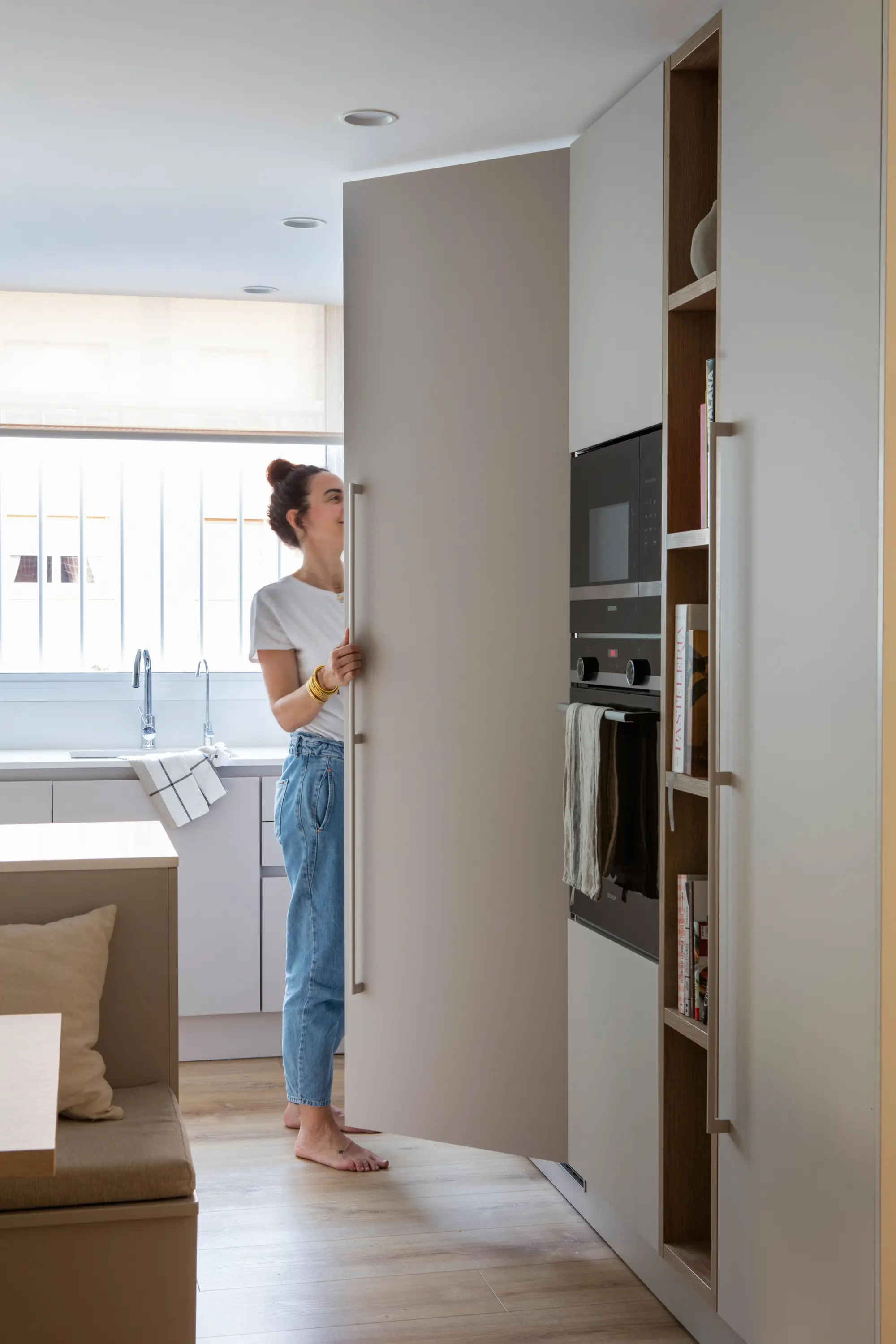 Cocina con armarios panelados y tiradores alargados 