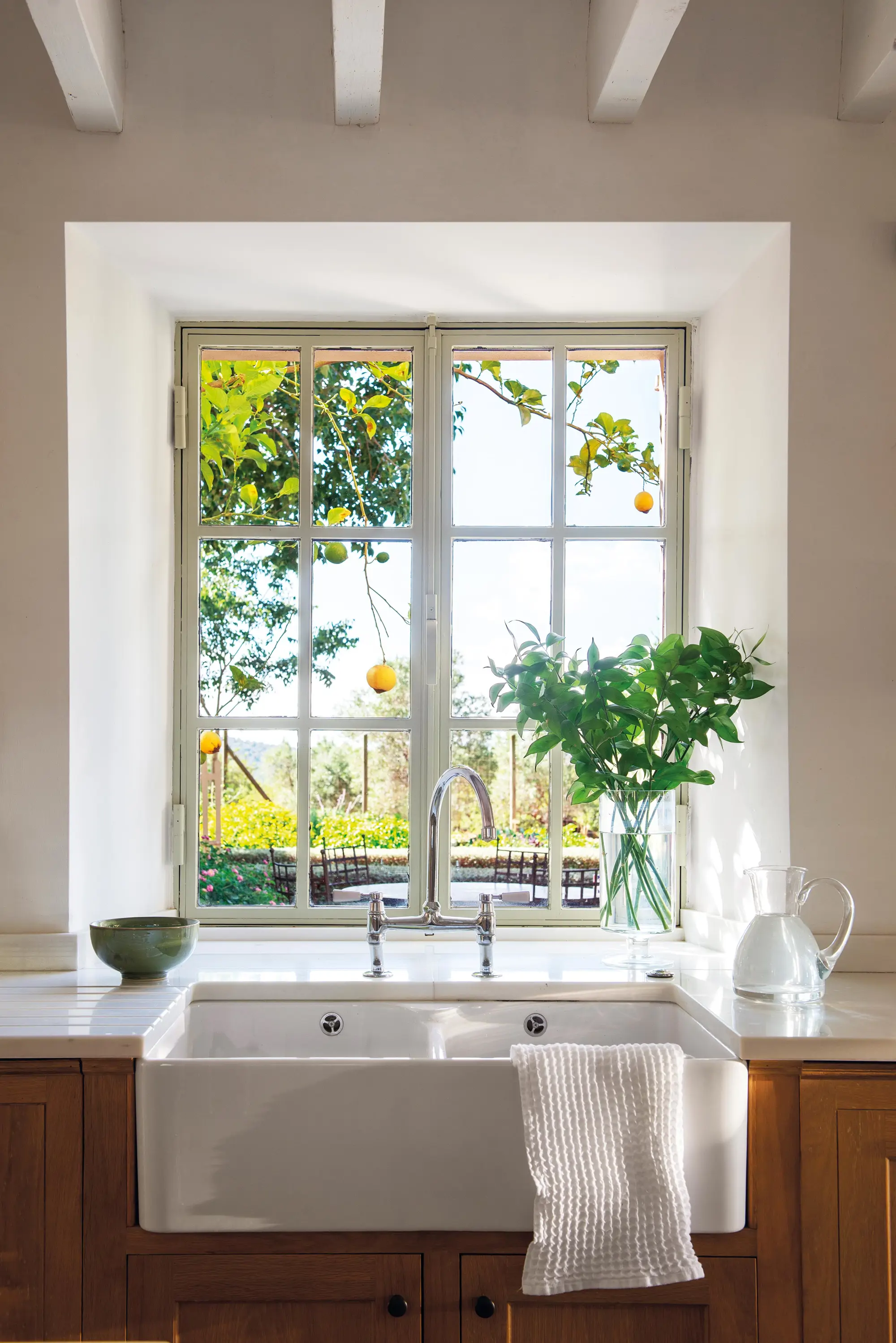 Cocina con lavabo incrustado y ventana con cuadrículas