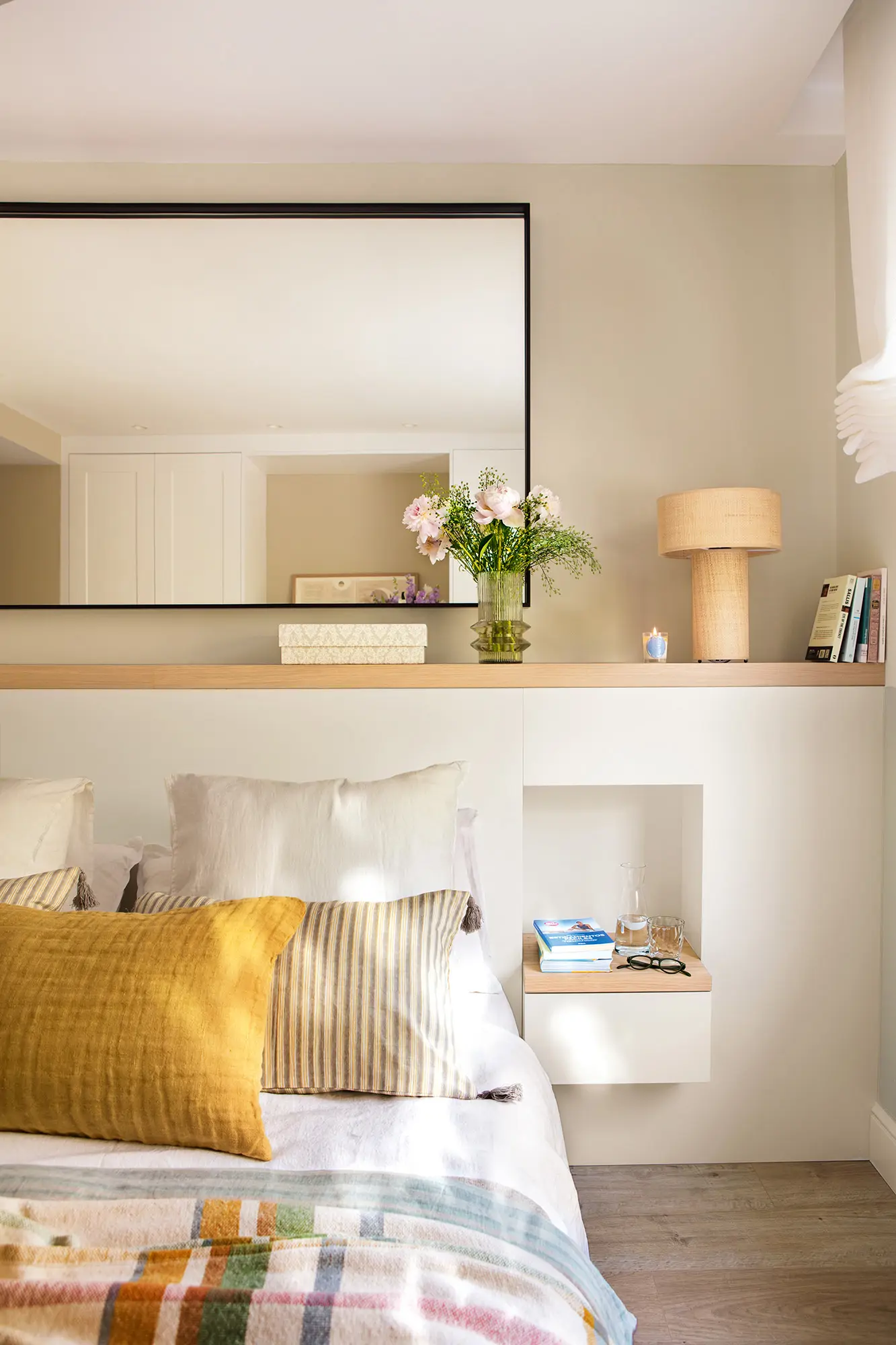 Dormitorio decorado en color crema con cabecero de obra