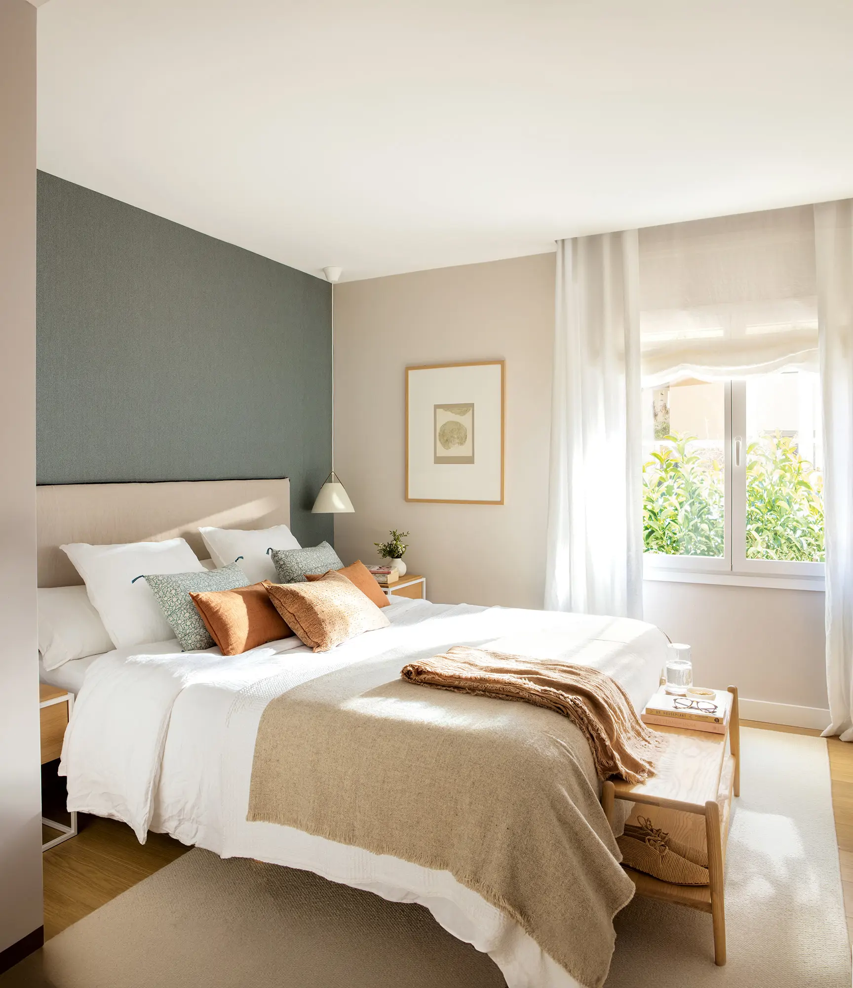 Dormitorio decorado en color crema