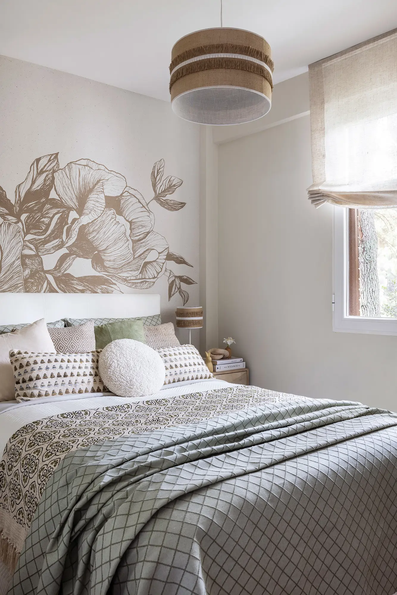 Dormitorio decorado en color crema por Alberto Torres Interiorismo