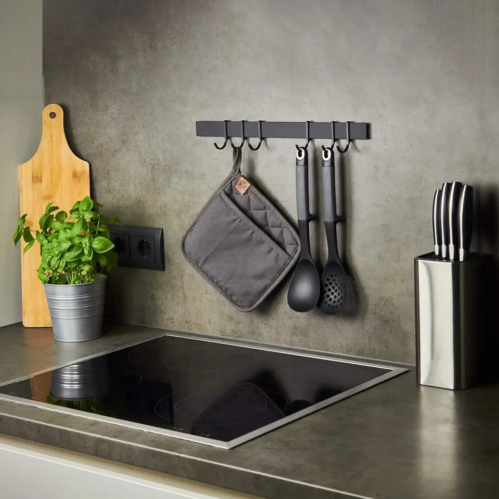 Colgador de pared en cocina