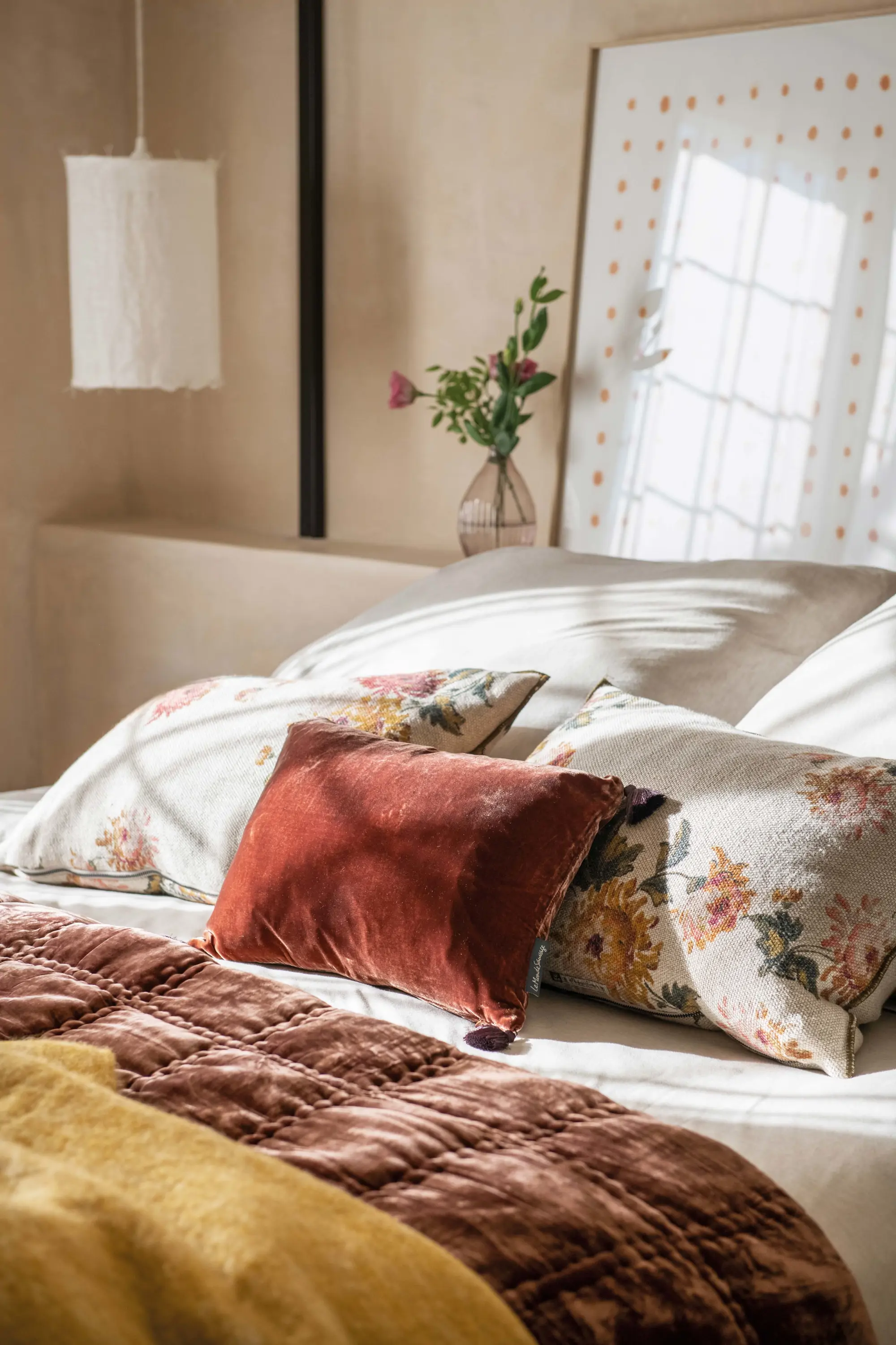 Detalle de cojines en dormitorio