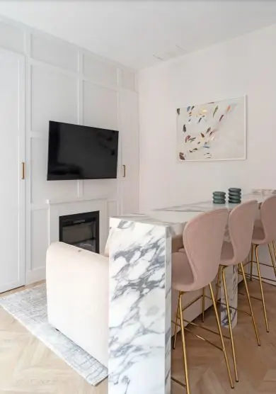 Un mini salón abierto a una cocina acogedora