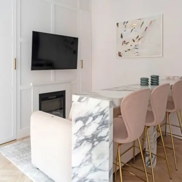 Alejandra Jiménez, interiorista: "He transformado este piso oscuro e inhabitable de 60 m2 en una joya acogedora, cálida y con cocina abierta muy luminosa"