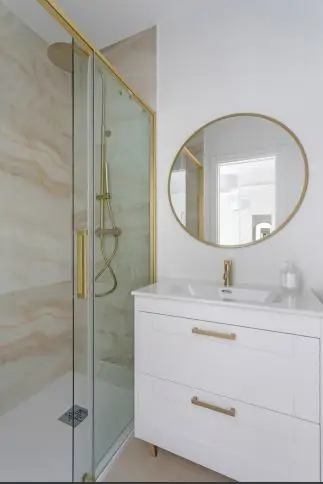 Un baño que mezcla lo moderno y lo clásico