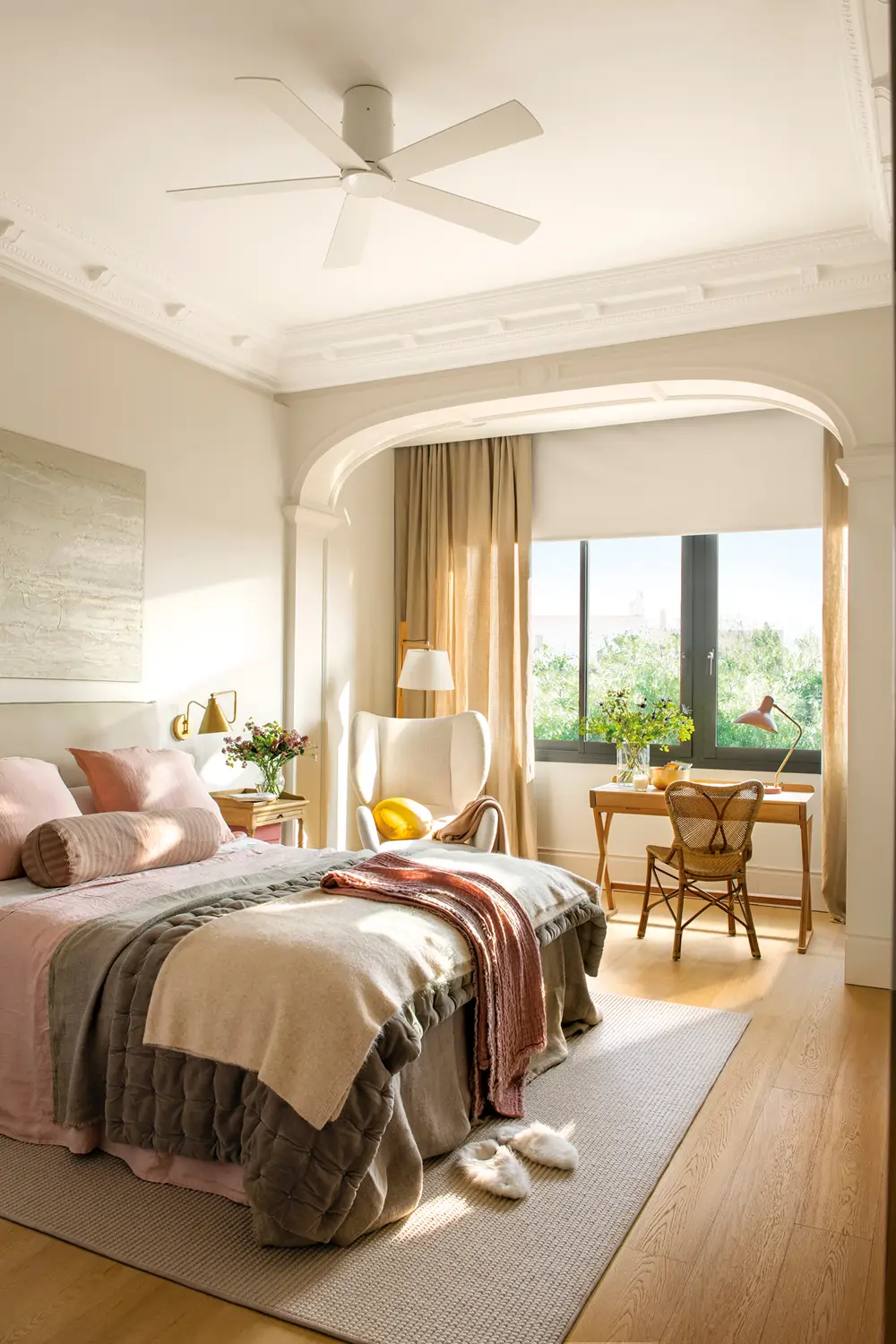 dormitorio con estor y cortinas en la ventana 00547356(1)