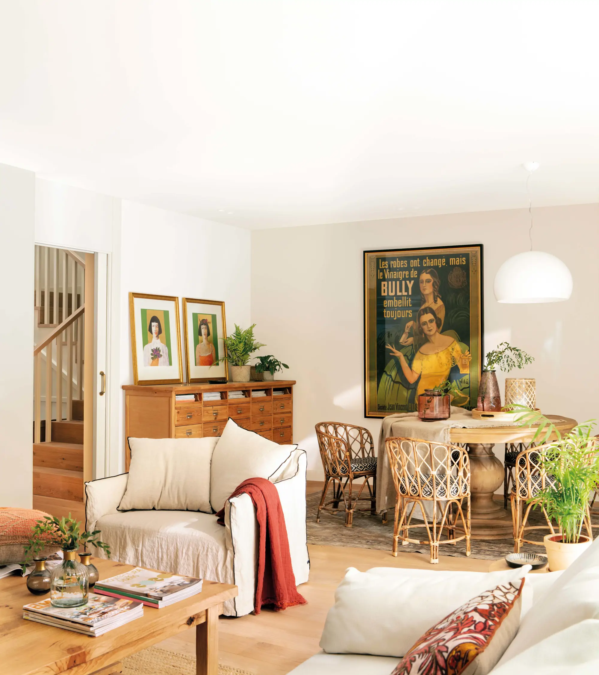 Salón comedor con aparador de madera y póster enmarcado (R)