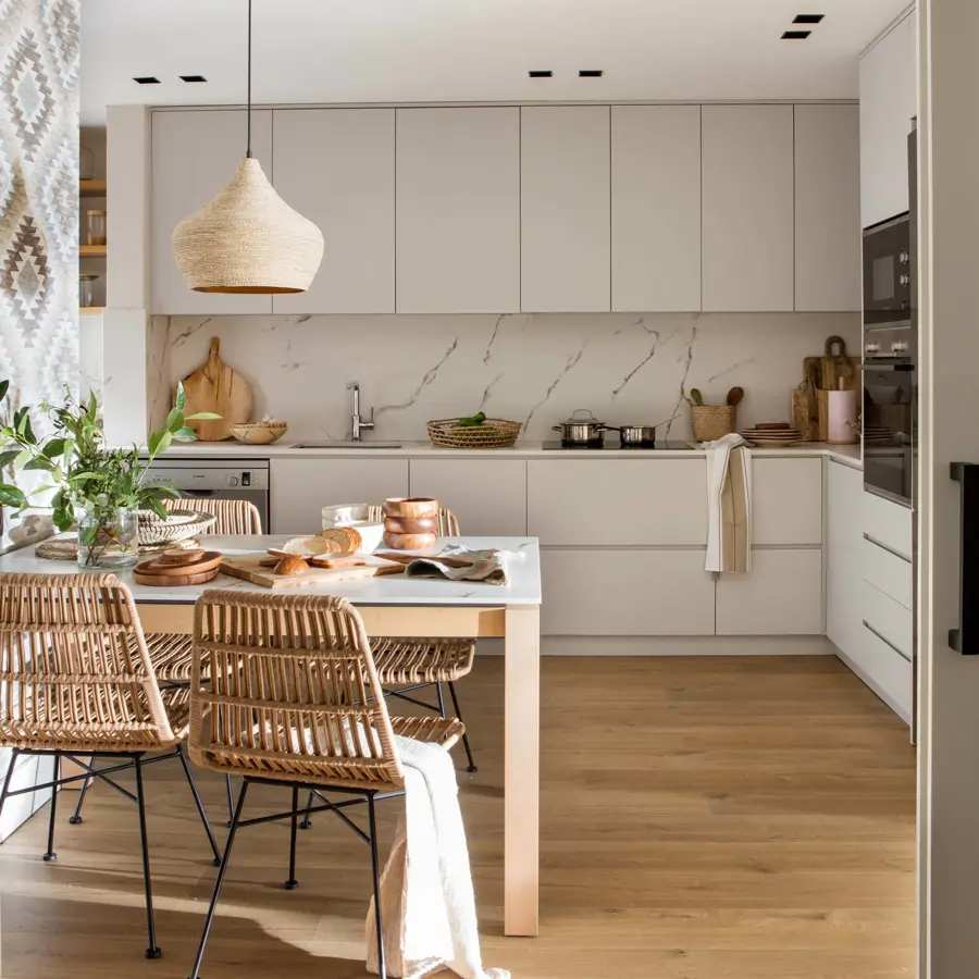 Cocina blanca con zona de comedor